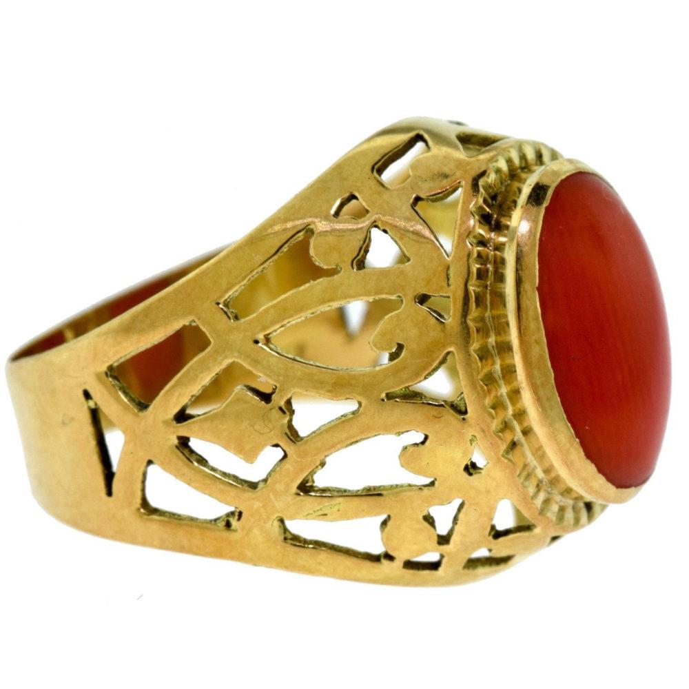 Coral Cabochon in 18 Karat Yellow Gold Solitaire Ring In Good Condition In Miami, FL