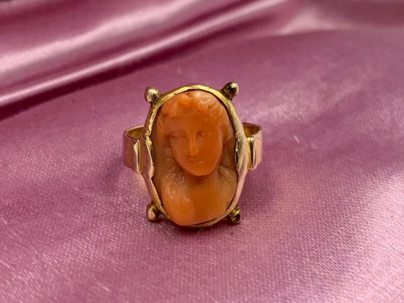 Victorien Bague étrusque ancienne Belle Époque en or 14 carats avec camée en corail couleur chair, profondément sculptée en vente