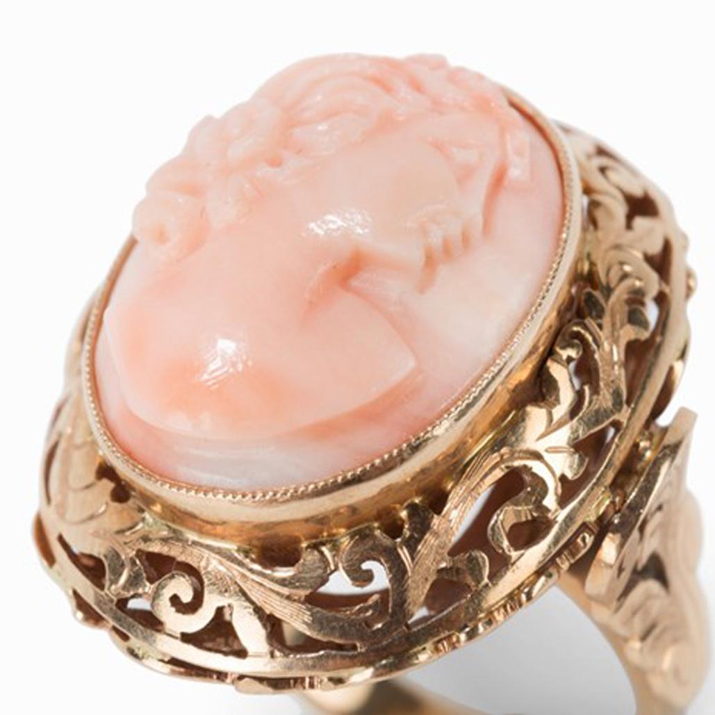 Coral cameo ring 
14 carat gold
around 1900
angel coral
Shrewd hallmarks in the ring rail
dimensions: 2,7 x 2,4 cm

Ring size: 57
Weight: 12,1 gram
Good condition

The beautiful gold ring was created in Russia around 1900 and is crowned with a coral