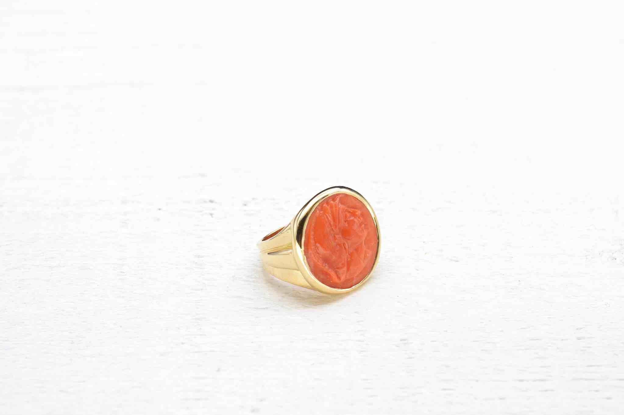 Uncut Coral cameo ring in 18k yellow gold For Sale