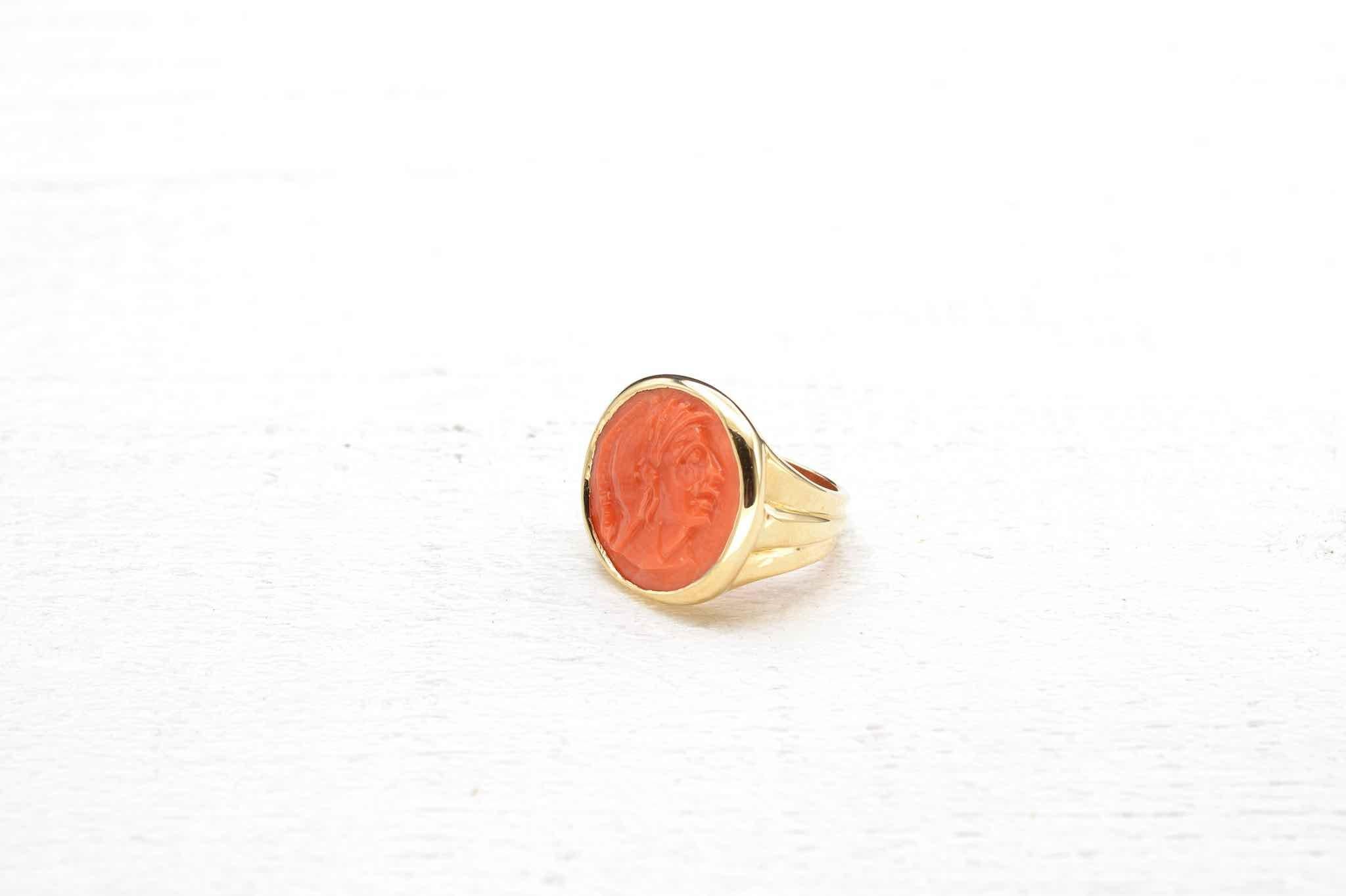 Coral cameo ring in 18k yellow gold In Good Condition For Sale In PARIS, FR