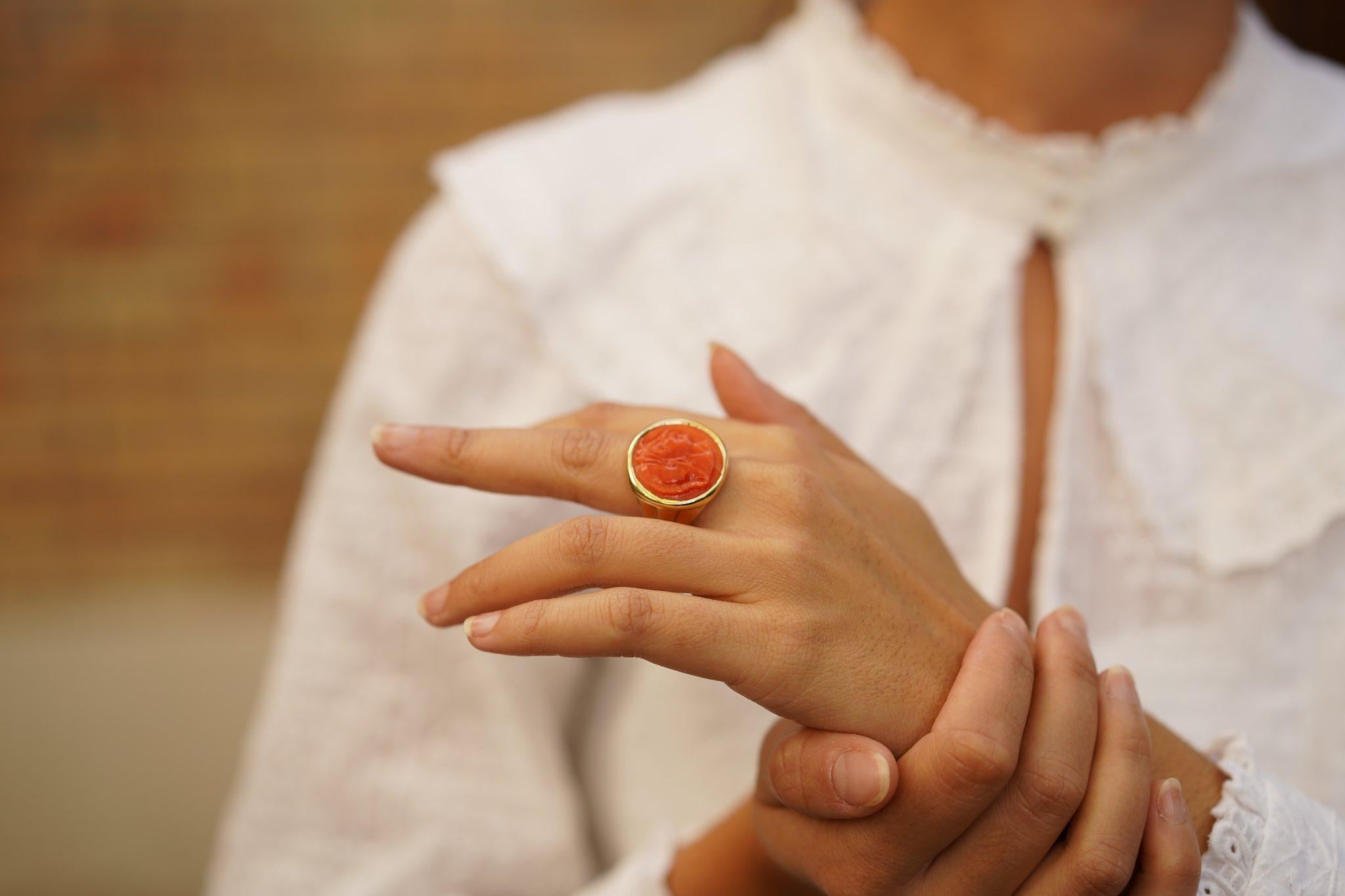 Women's or Men's Coral cameo ring in 18k yellow gold For Sale
