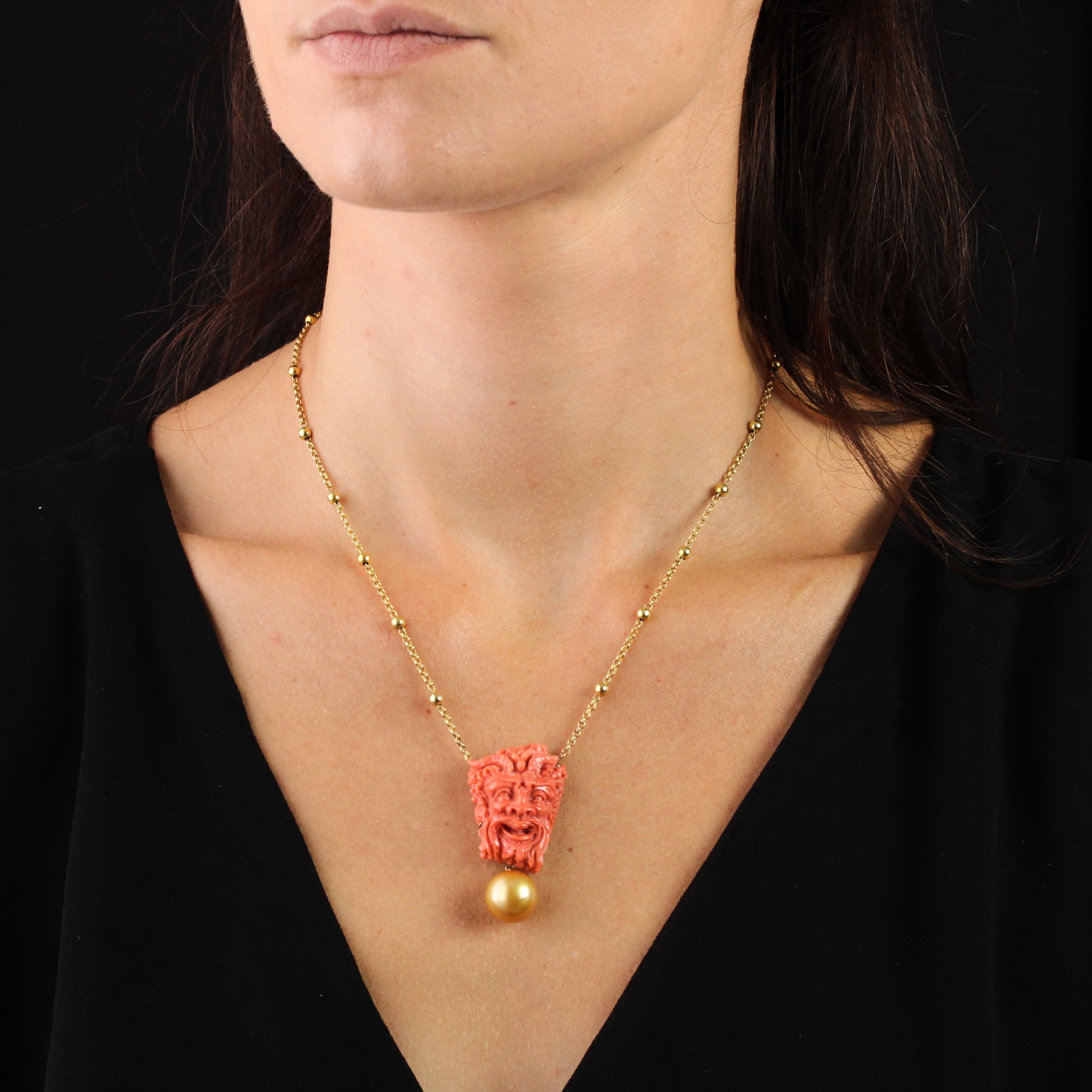 Baume creation - unique piece.
Necklace in 18 carat yellow gold.
This splendid and original yellow gold necklace is composed of a double belcher chain interspersed by golden beads. This gold beaded chain holds a coral cameo with a smirking Bacchus