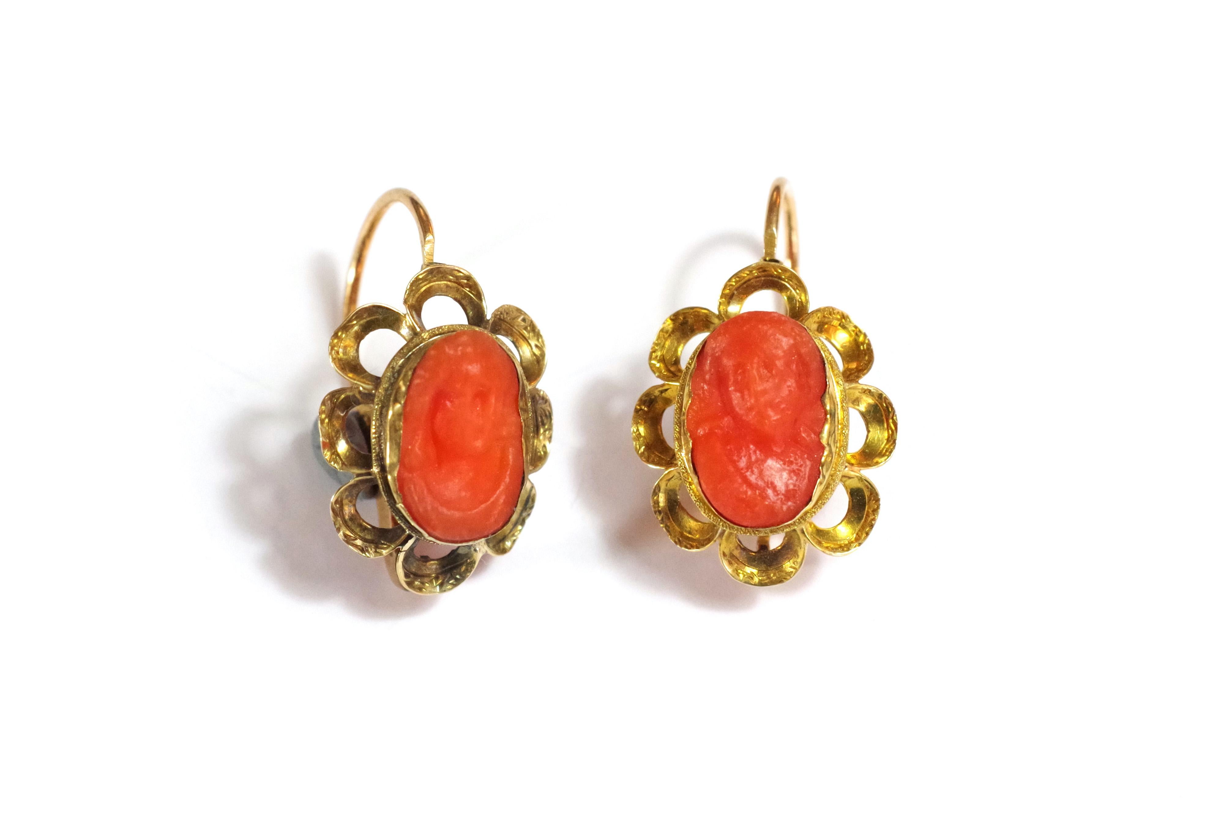 Victorian Coral cameos brooch and earrings in 18k gold, cameo brooch earrings set For Sale