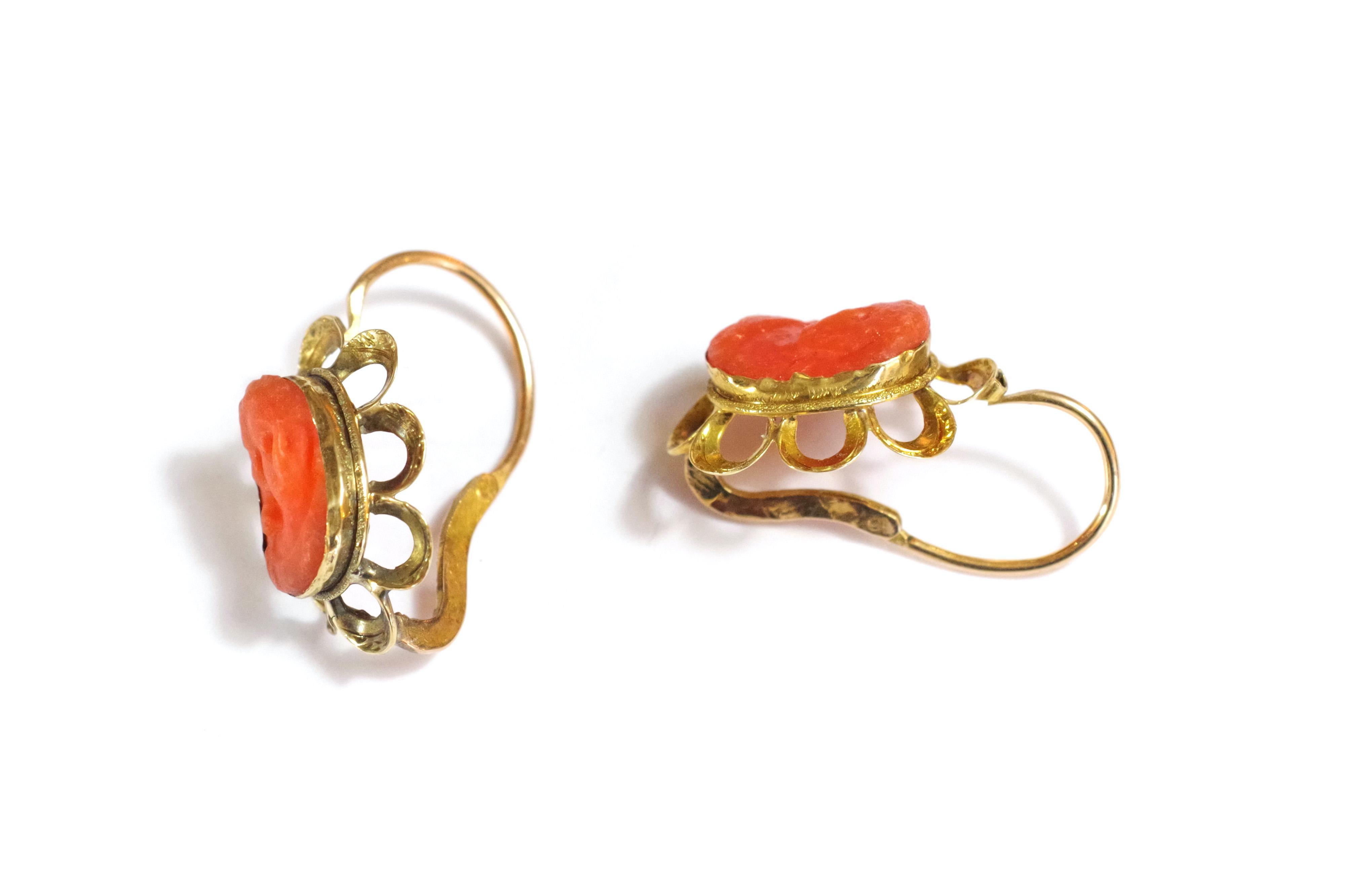 Coral cameos brooch and earrings in 18k gold, cameo brooch earrings set In Fair Condition For Sale In PARIS, FR