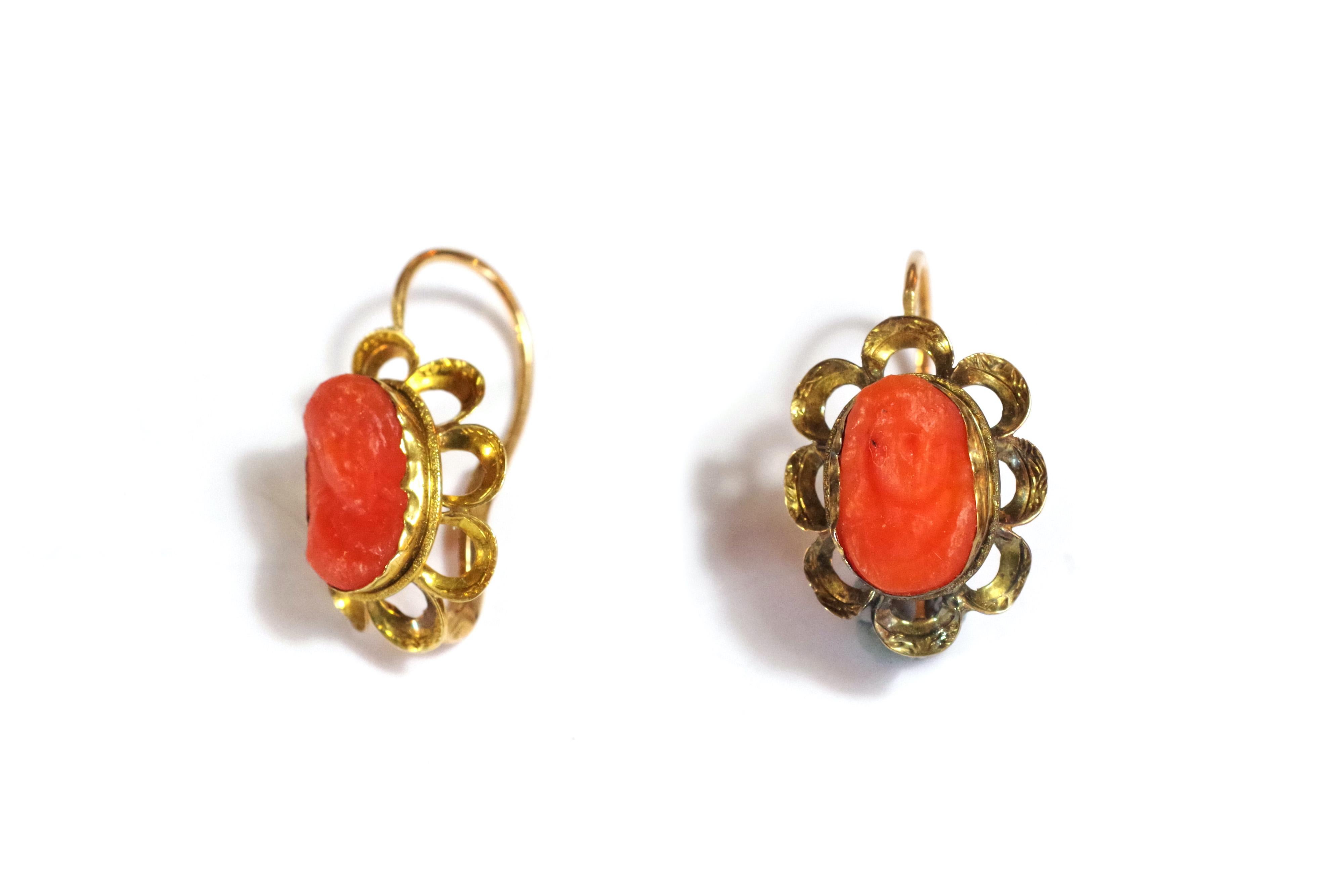 Women's or Men's Coral cameos brooch and earrings in 18k gold, cameo brooch earrings set For Sale