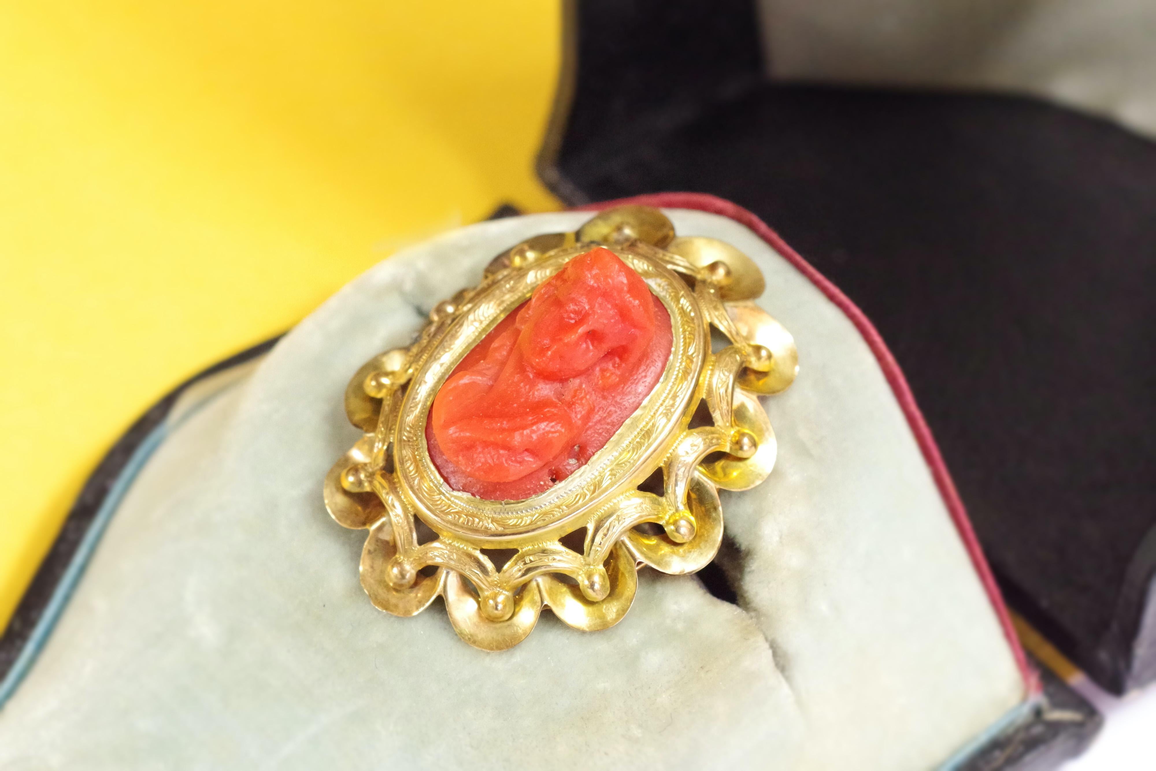 Coral cameos brooch and earrings in 18k gold, cameo brooch earrings set For Sale 1
