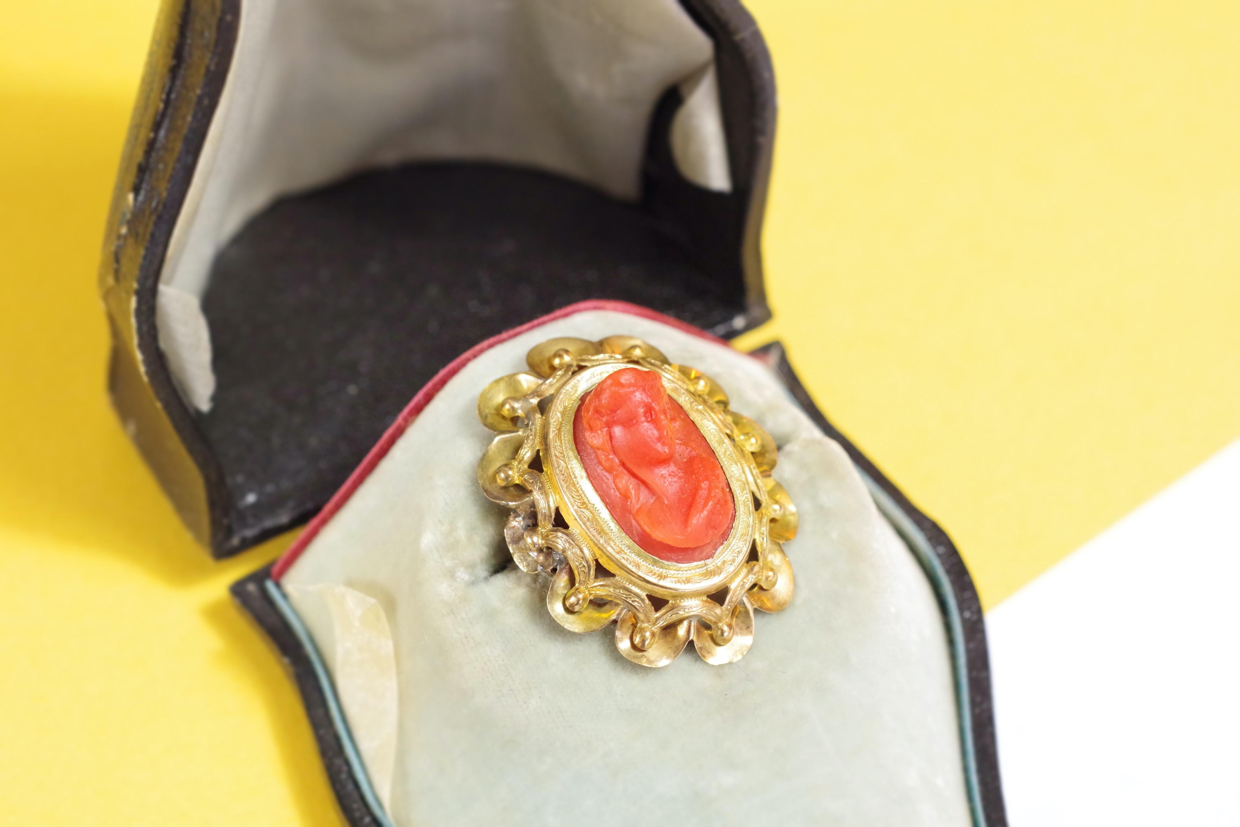 Coral cameos brooch and earrings in 18k gold, cameo brooch earrings set For Sale 2
