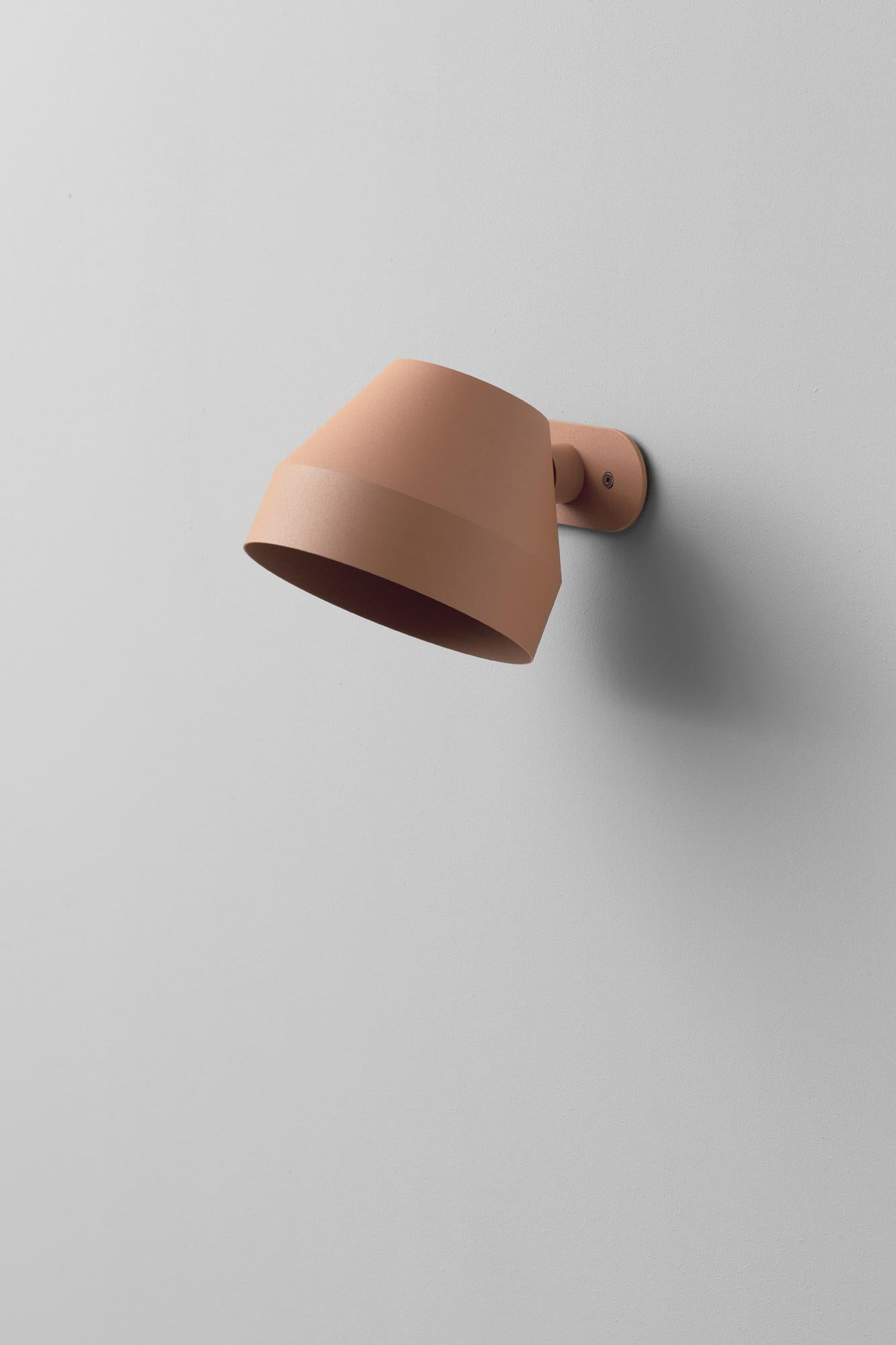 Lámpara de pared Coral Cap by +kouple
Dimensiones: P 20 x An 16 x Al 16,2 cm.
Materiales: Acero con recubrimiento en polvo.

Disponible en distintos colores. Póngase en contacto con nosotros.

Todas nuestras lámparas pueden cablearse según cada