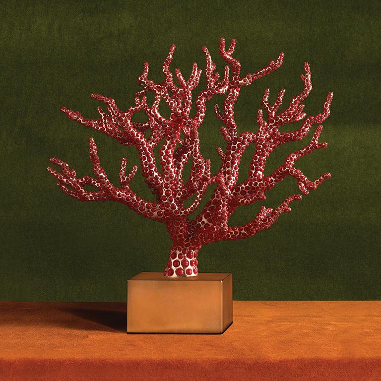 Einzigartig und vielfältig wie die leuchtend roten Korallen des Mittelmeers, ist dieser Coral Centerpiece ein faszinierendes Stück modernen Designs. Jedes Stück wird von einem Meisterhandwerker von Hand geformt, mit 24-karätigem Gold überzogen und