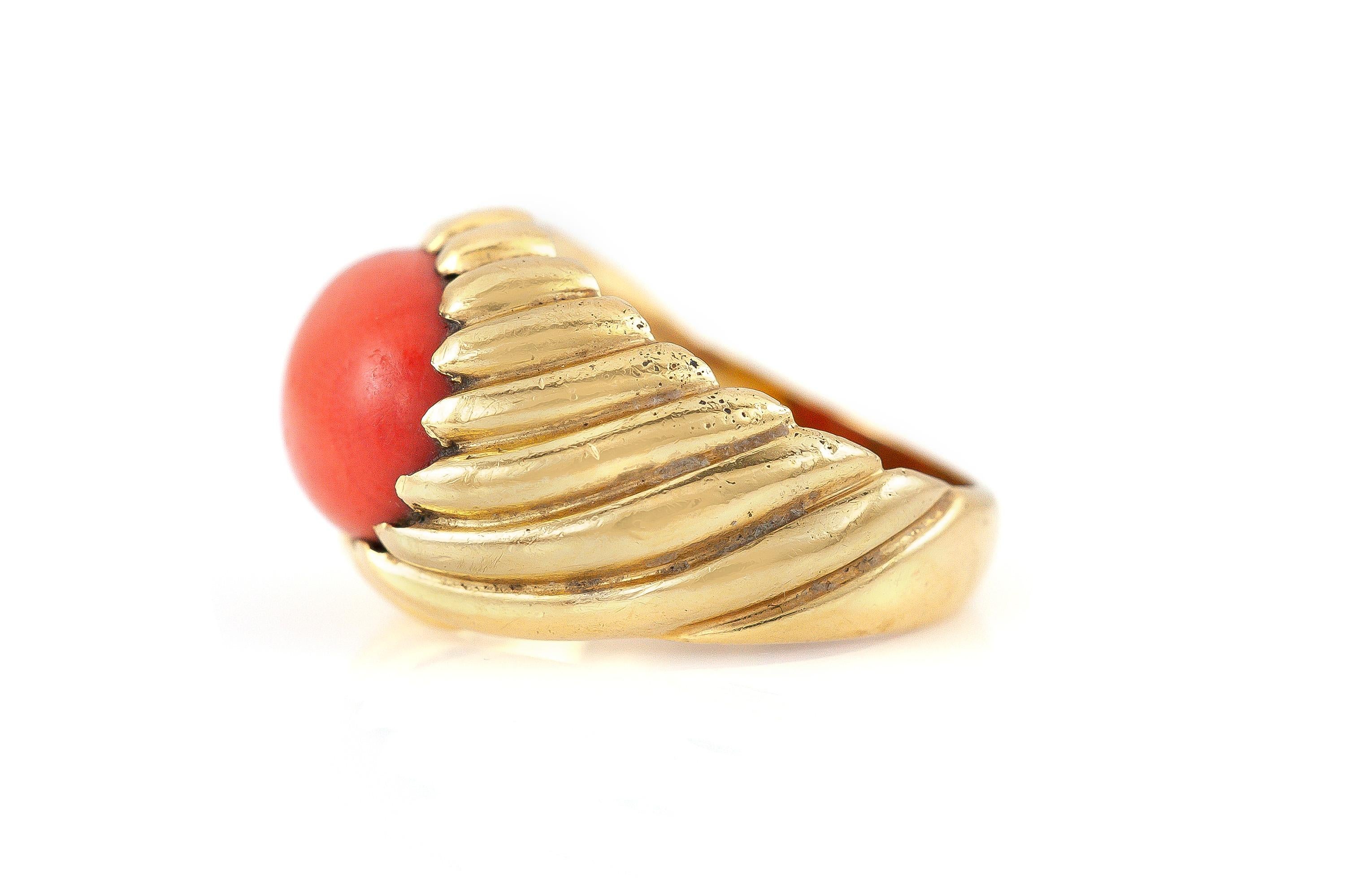 Cocktail ring finely crafted in 18 k gold with a coral. 
The setting of the ring shrimp style .
Circa 1980.
