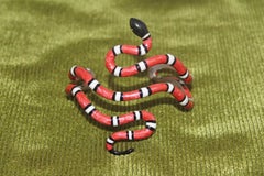 Bracciale in argento 925 con serpente arrotolato di corallo, smalto rosso, bianco e nero