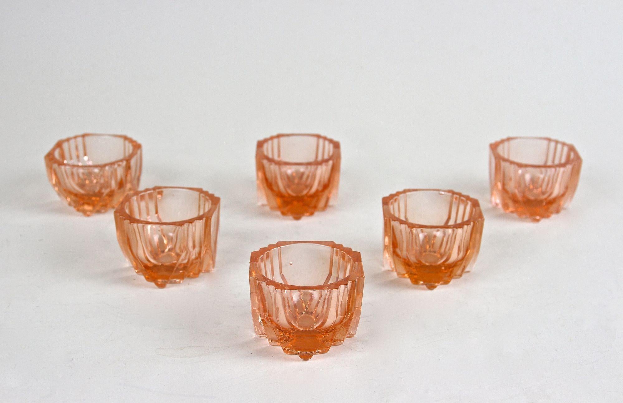 Ensemble de carafes à décanter en verre Art Déco de couleur corail avec 6 verres, Autriche, vers 1920 en vente 7