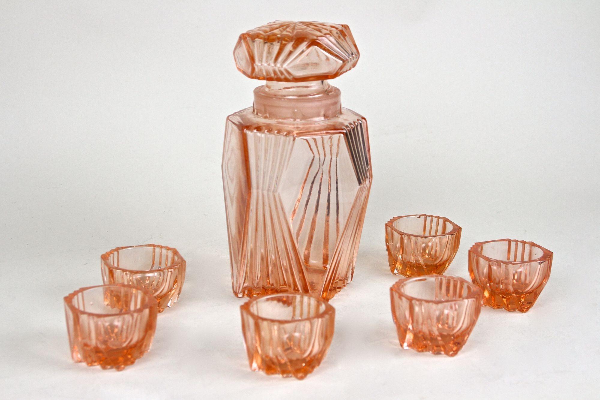 Coral Colored Art Deco Glass Decanter Set With 6 Shot Glasses, Austria ca. 1920 In Good Condition For Sale In Lichtenberg, AT