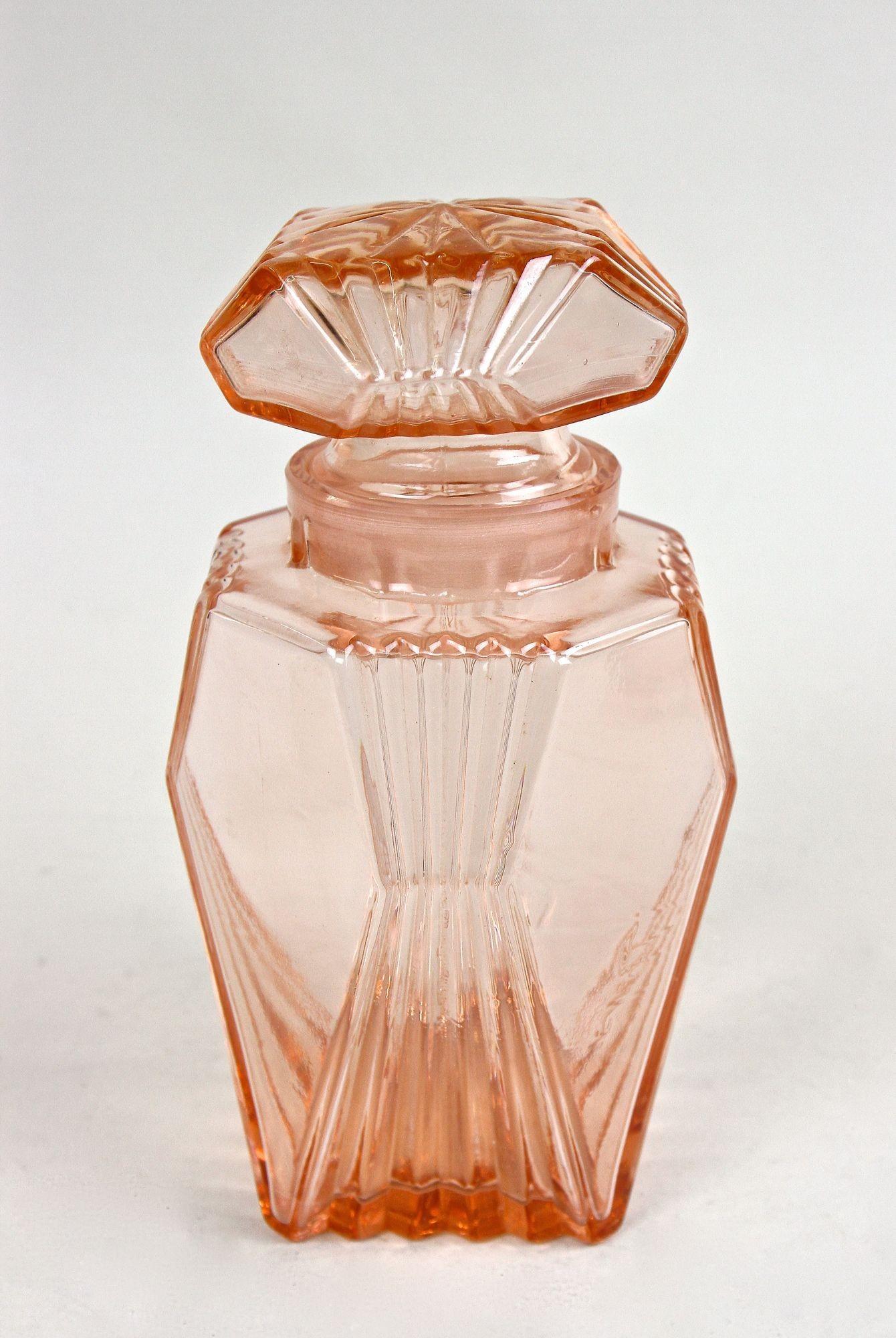Coral Colored Art Deco Glass Decanter Set With 6 Shot Glasses, Austria ca. 1920 For Sale 1