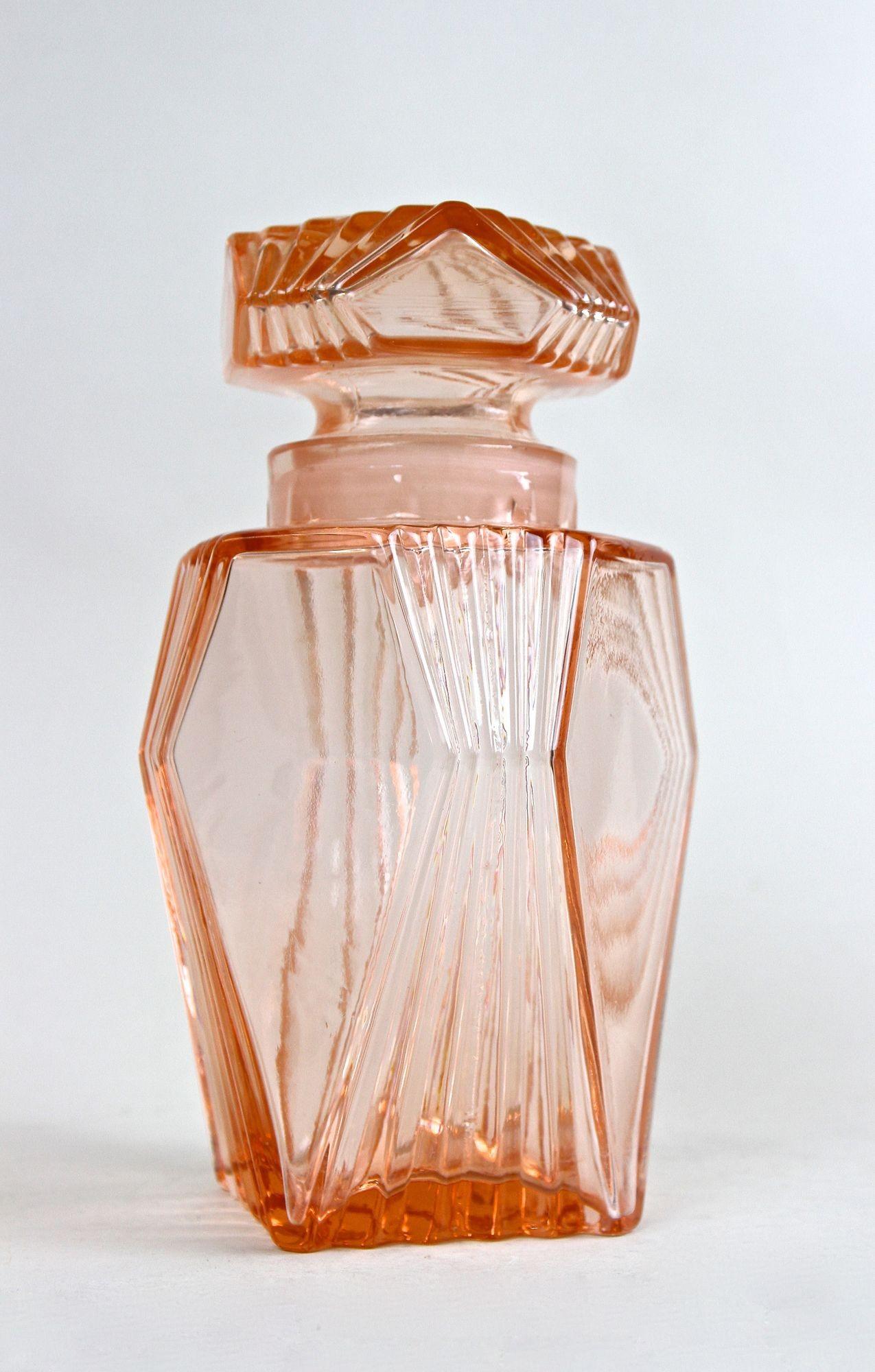 Verre Ensemble de carafes à décanter en verre Art Déco de couleur corail avec 6 verres, Autriche, vers 1920 en vente