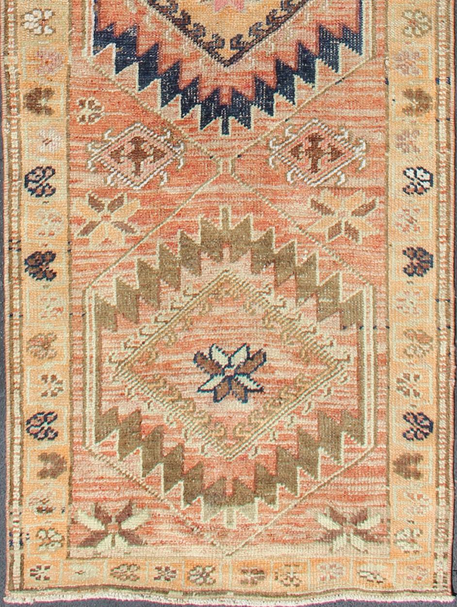 Vintage Turkish runner with multi-medallion design, rug en-176587, country of origin / type: Turkey / Oushak, circa 1960

This Oushak runner from Turkey features a creative design consisting of four medallions, expanding across the center field and