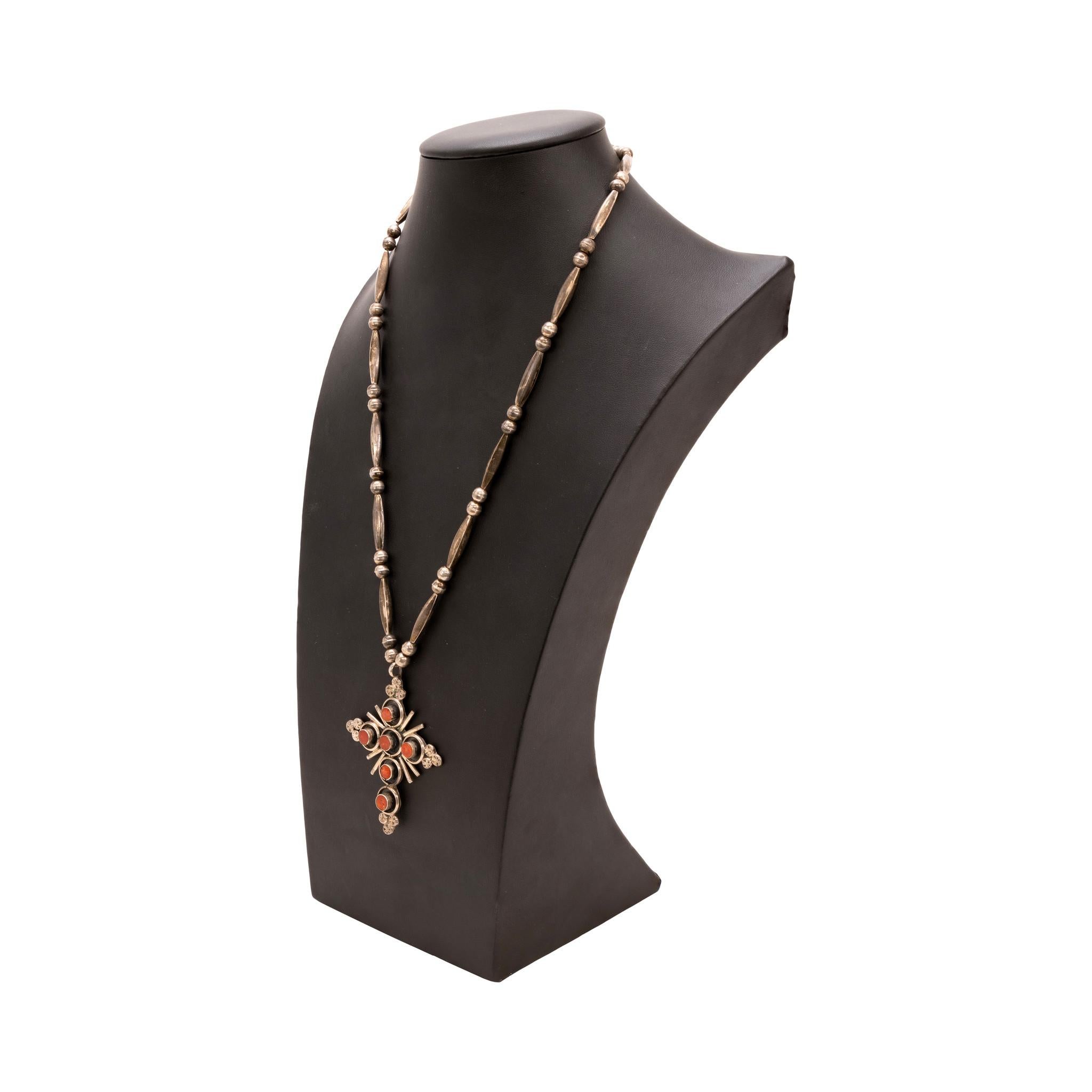 Sterling Silber und Korallen Kreuz Anhänger auf benutzerdefinierte Navajo Perle Stil Sterling Kette. Sehr schöne gealterte Patina, Steine über der Schattenbox, längliche Sterling-Perlen in einem Sonnenschliff-Muster um die Mitte angeordnet.