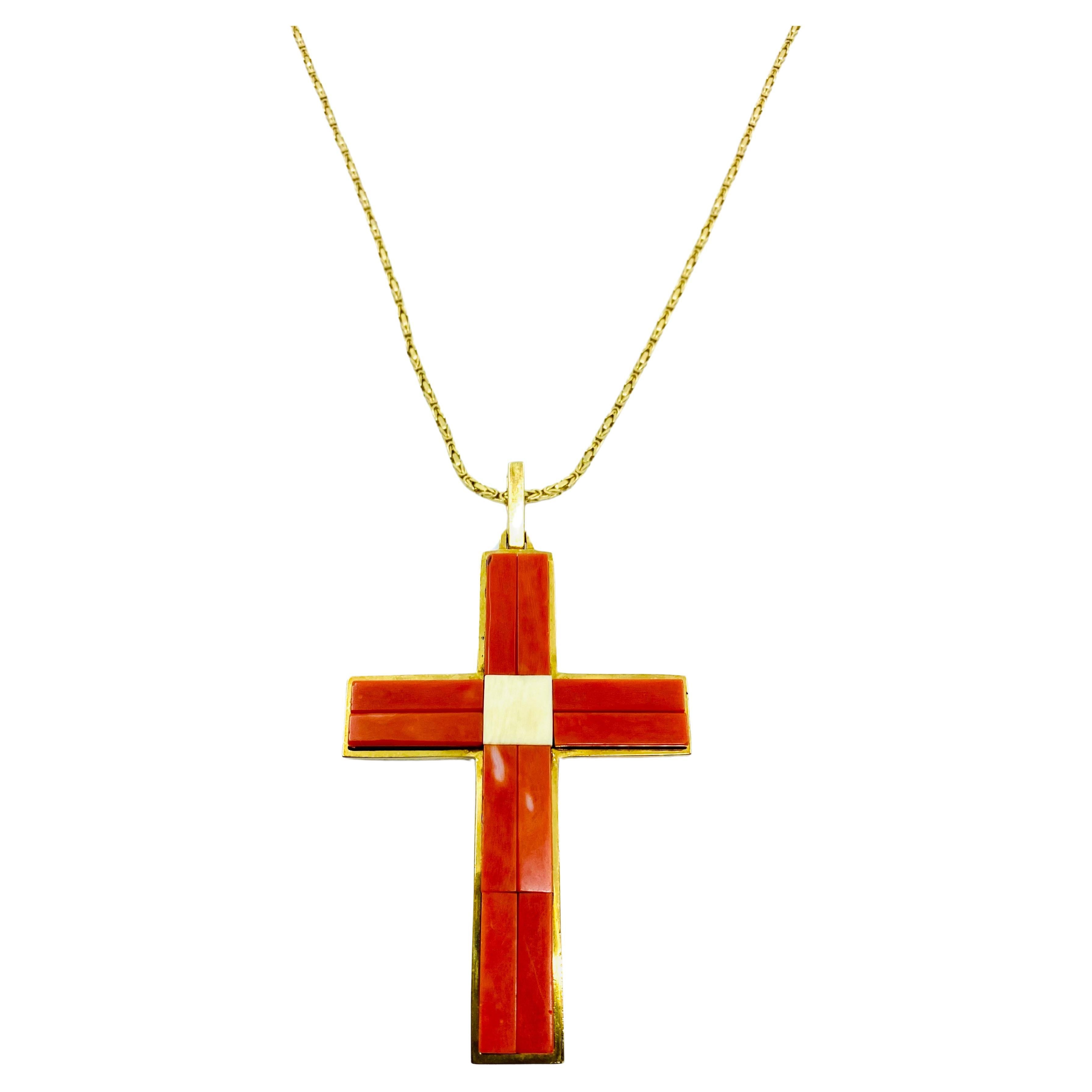 Coral Cross Pendant Vintage  Gold In Good Condition For Sale In Beverly Hills, CA