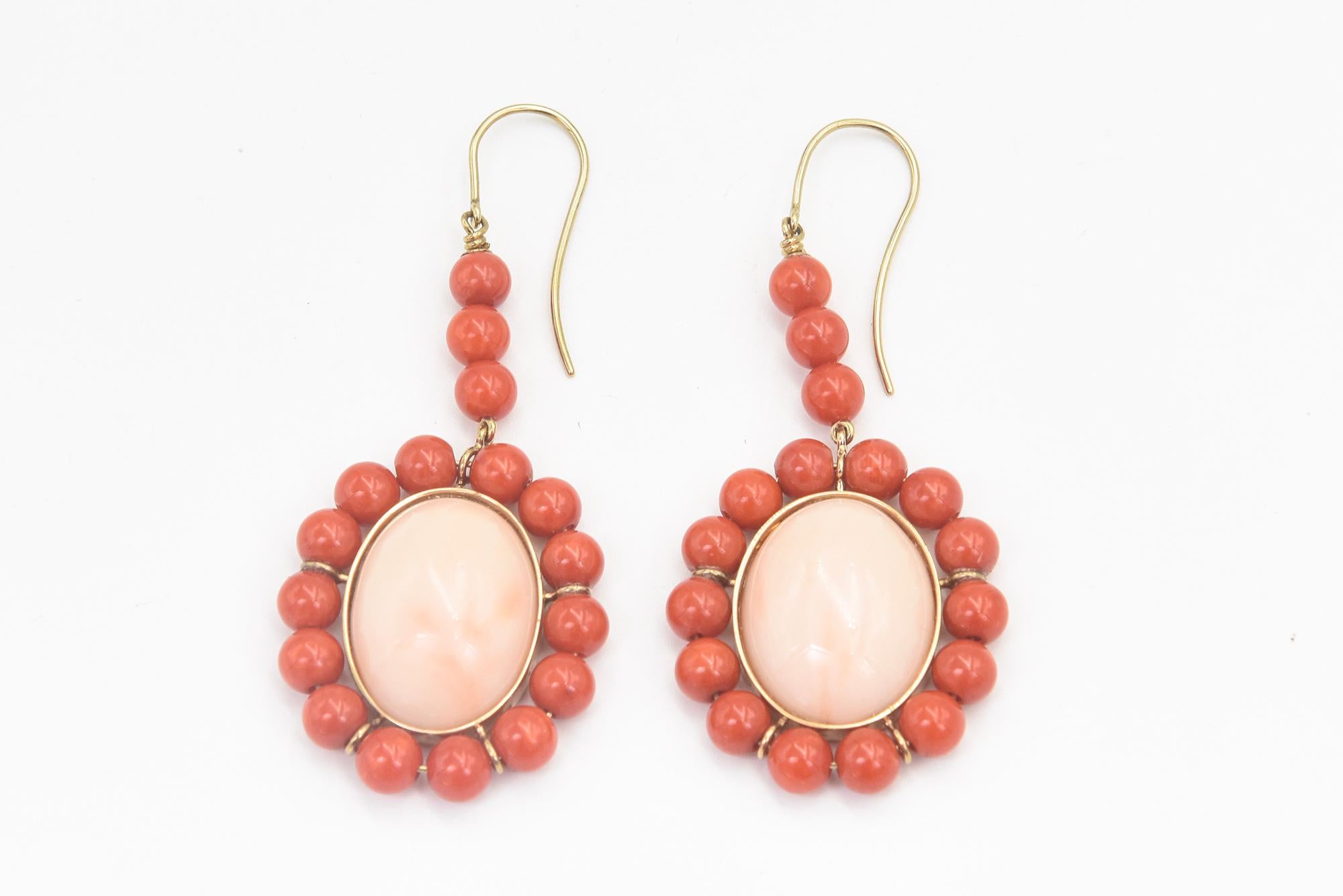 Coral Dangling Drop Gold Earrings In Good Condition For Sale In Miami Beach, FL