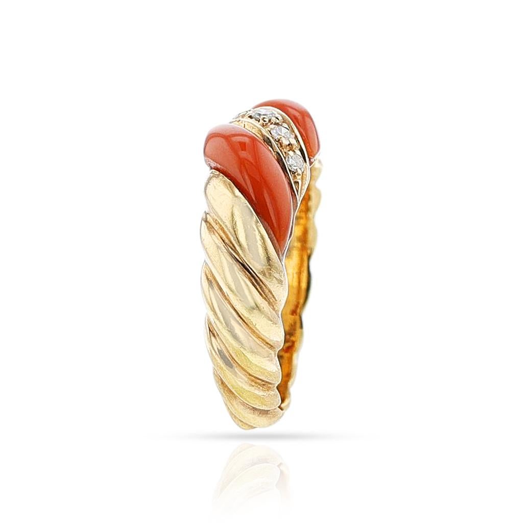 Coral, Diamond and Gold Twisted Ring, 18k In Excellent Condition For Sale In New York, NY