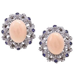 Boucles d'oreilles clips en or blanc 18 carats, corail rose de forme ovale, diamants, saphirs bleus