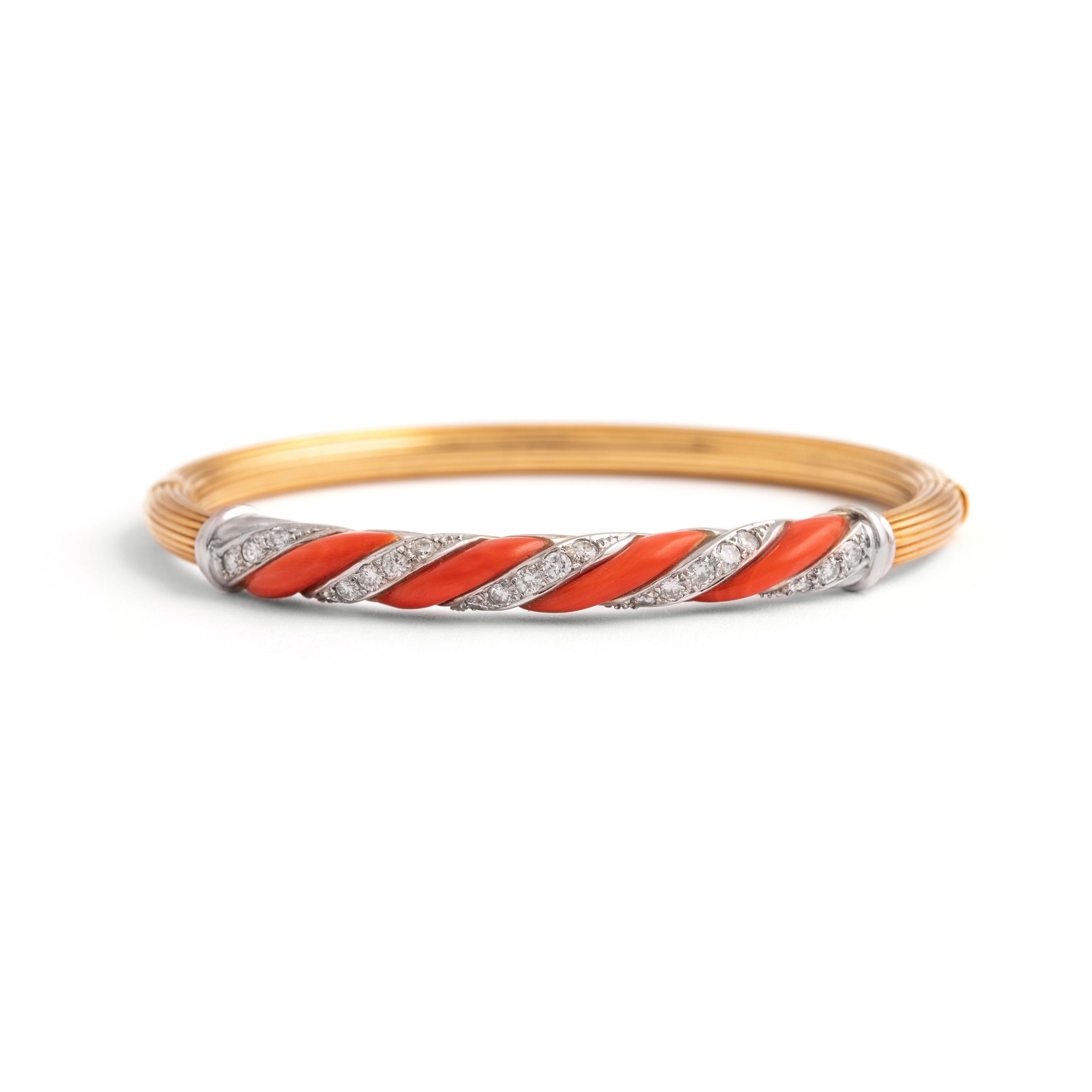 Armreif aus Gold mit Koralle und Diamanten 1960er Jahre (Ästhetizismus) im Angebot