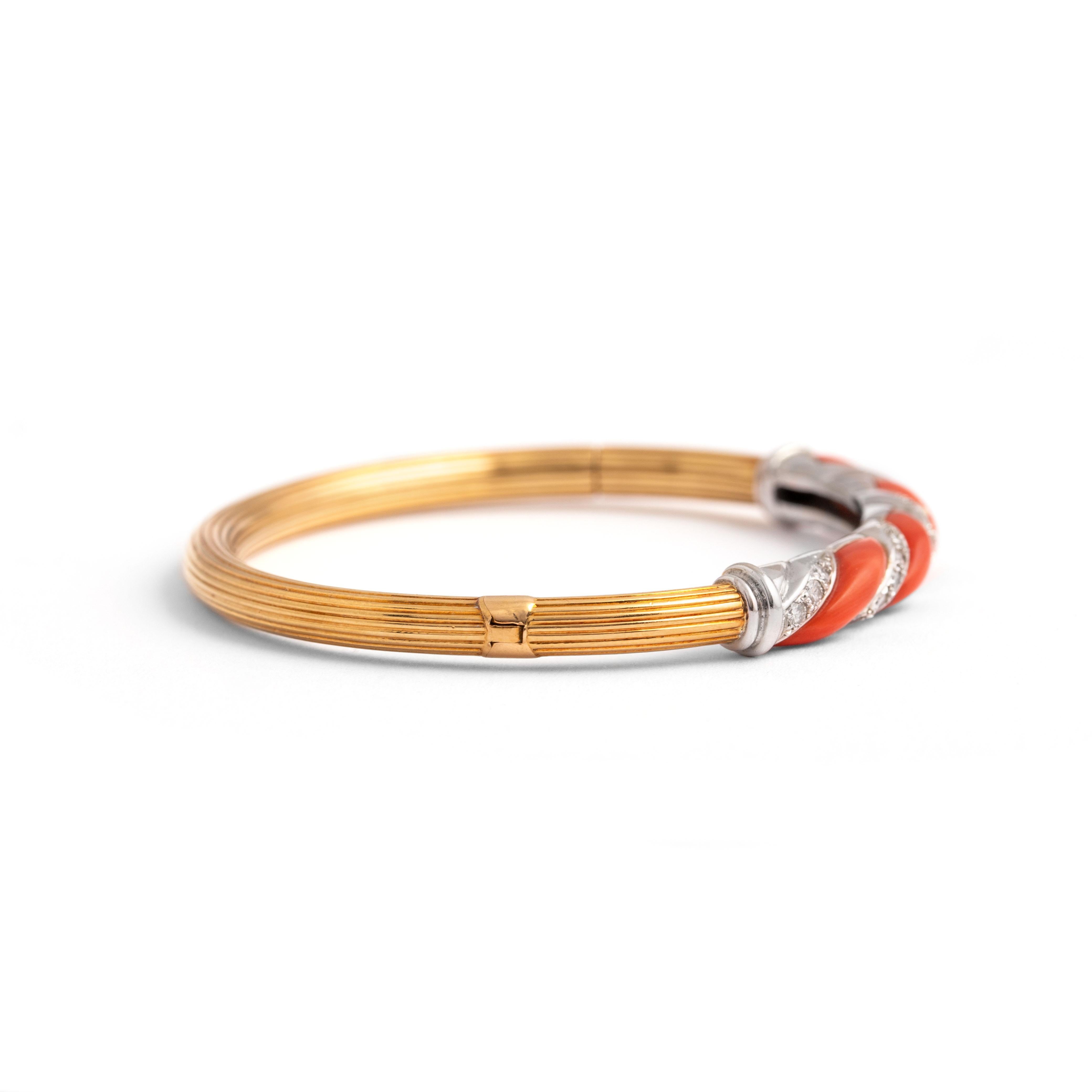 Armreif aus Gold mit Koralle und Diamanten 1960er Jahre (Rundschliff) im Angebot