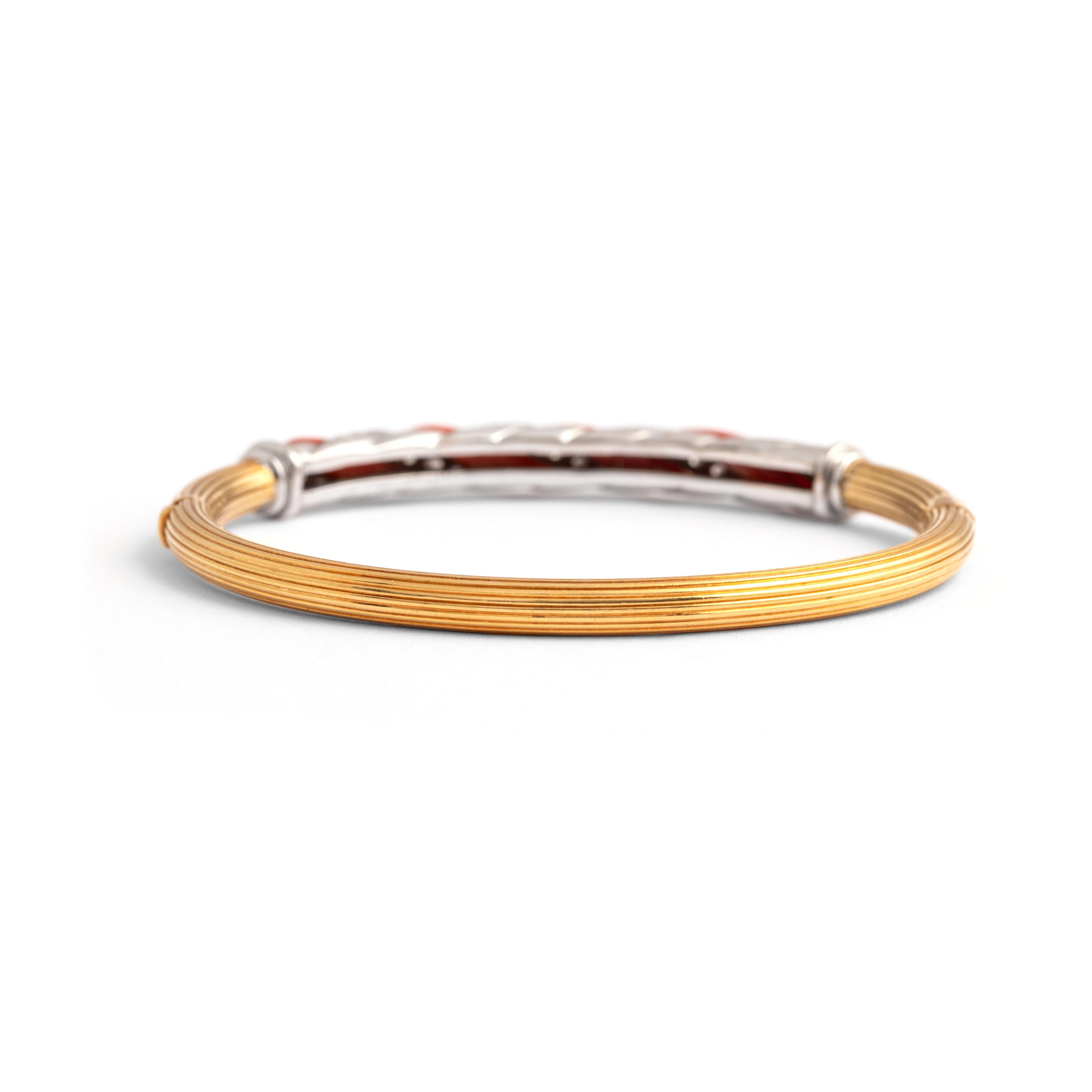 Armreif aus Gold mit Koralle und Diamanten 1960er Jahre im Zustand „Hervorragend“ im Angebot in Geneva, CH