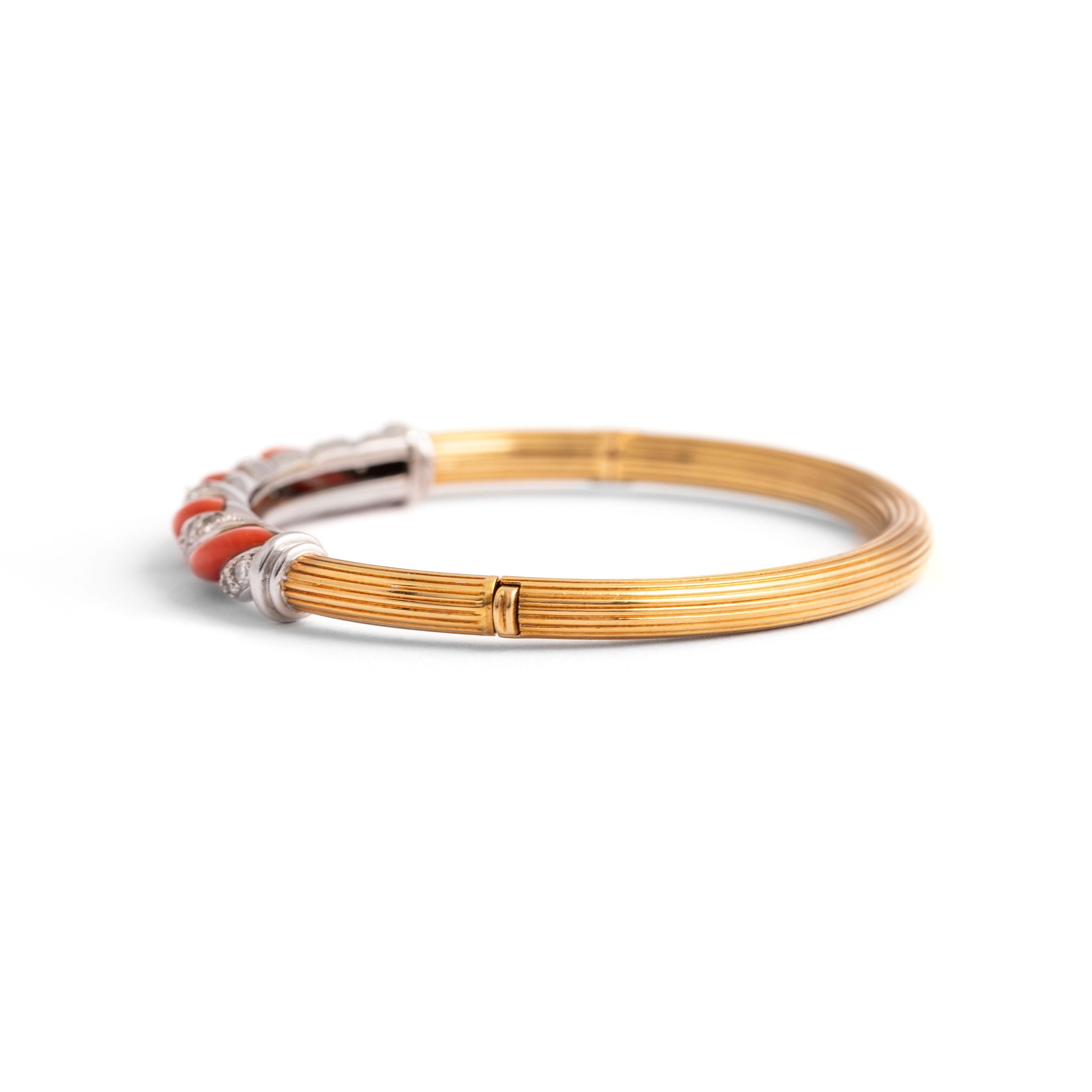 Armreif aus Gold mit Koralle und Diamanten 1960er Jahre für Damen oder Herren im Angebot