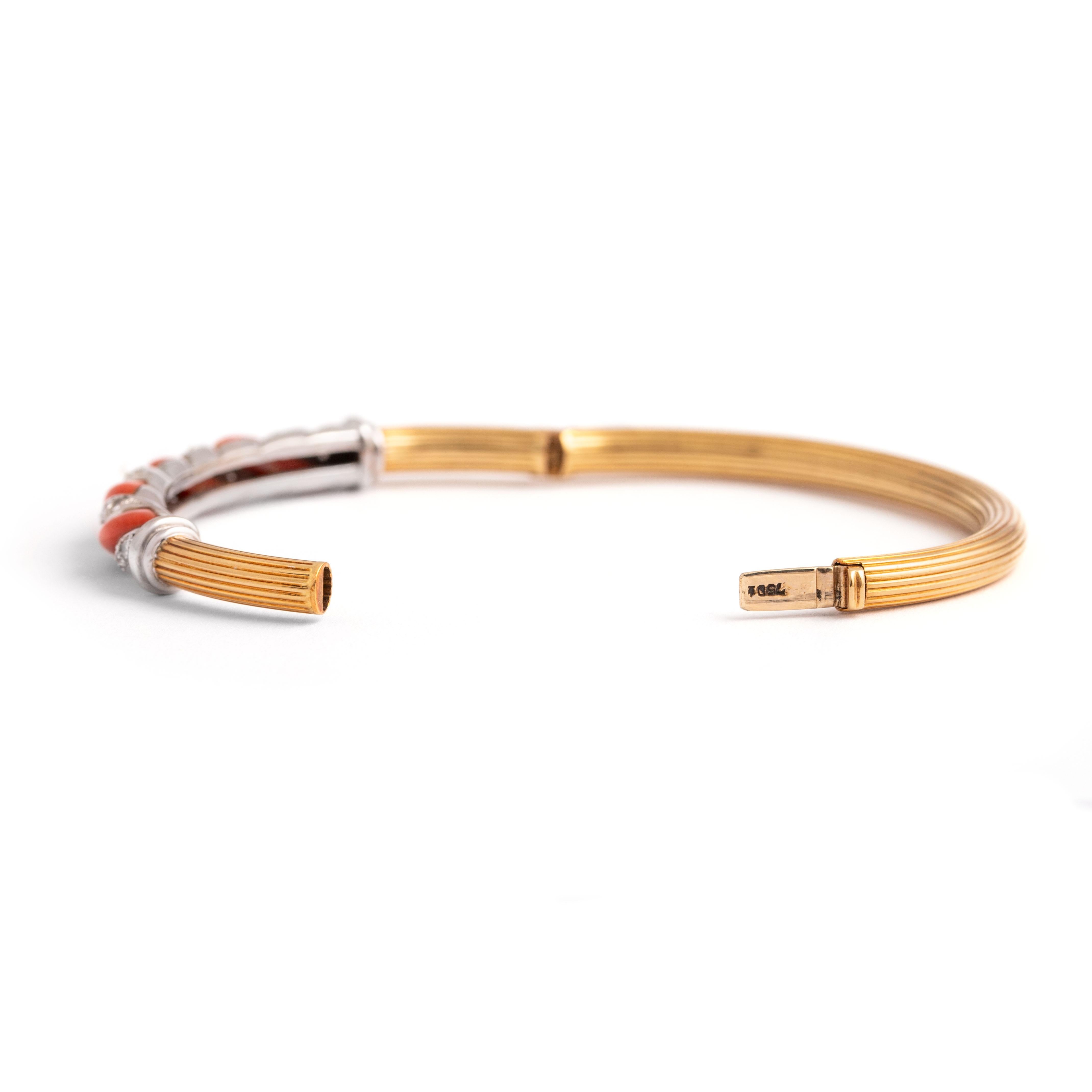 Armreif aus Gold mit Koralle und Diamanten 1960er Jahre im Angebot 1