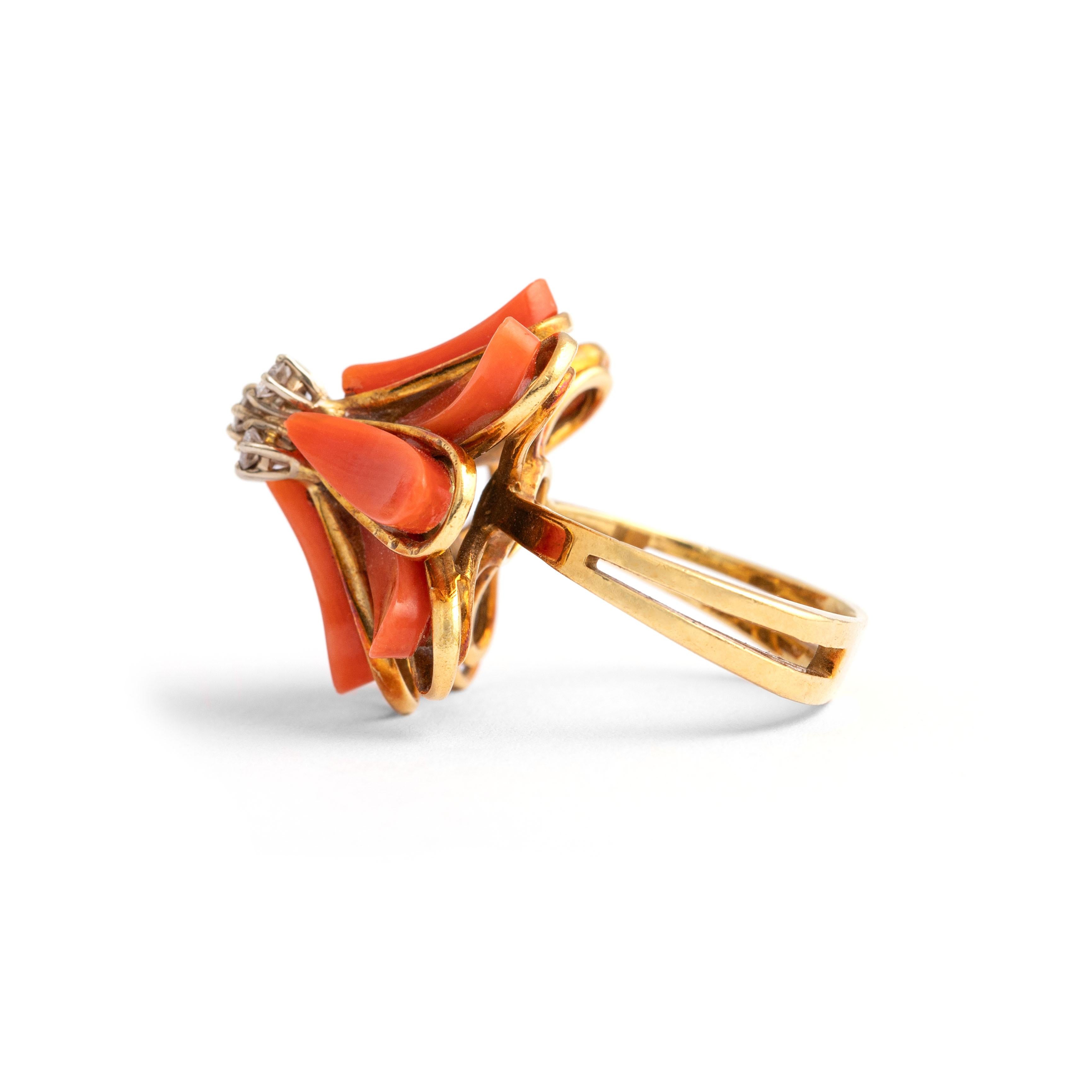 Round Cut Coral Diamond Gold Ring 1950S For Sale