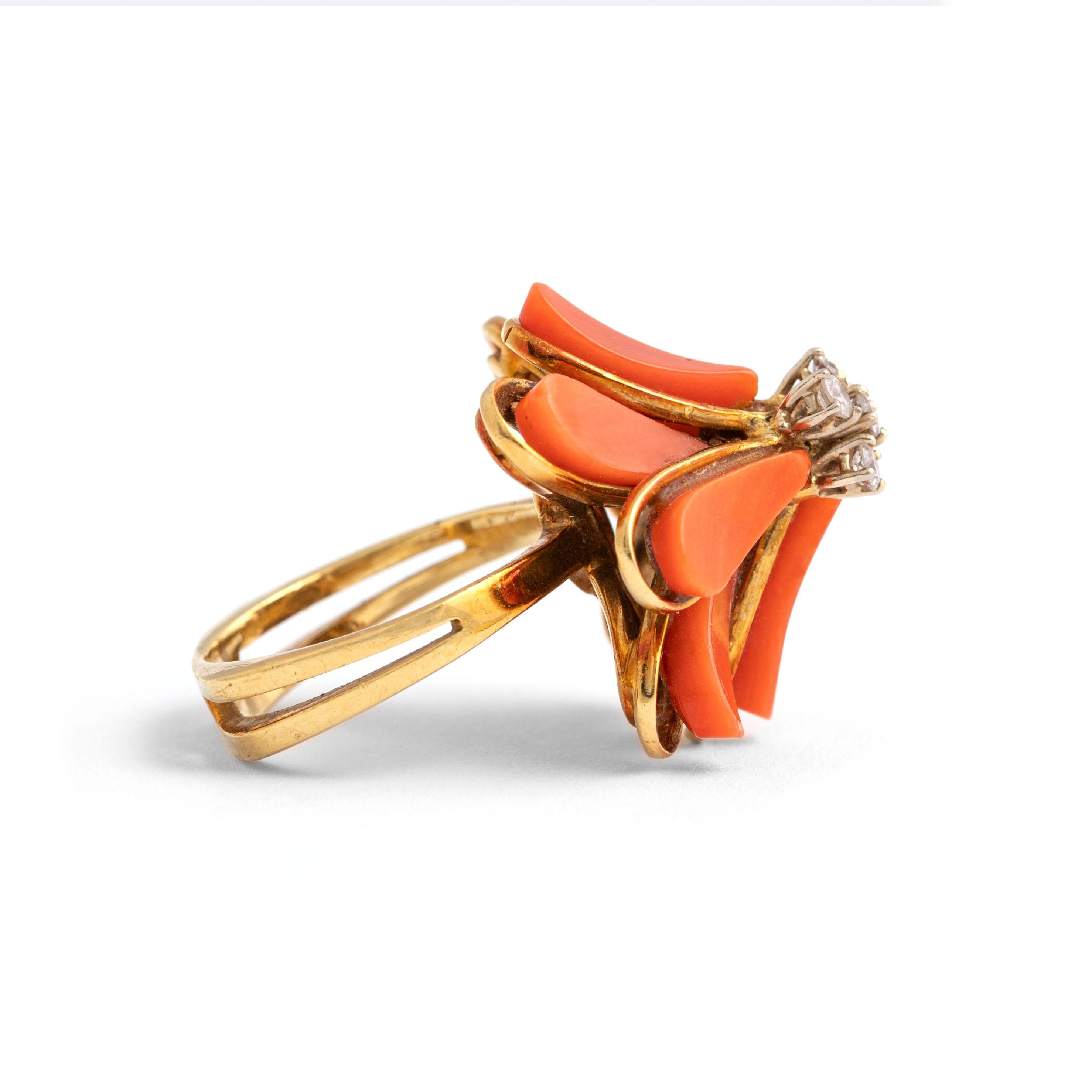 Coral Diamond Gold Ring 1950S In Excellent Condition For Sale In Geneva, CH