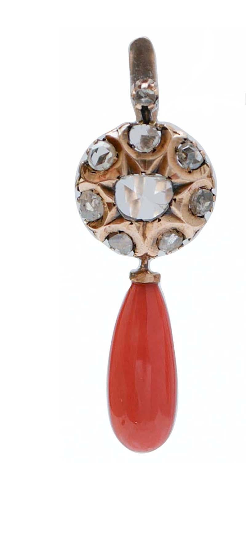 Pendientes colgantes Retrò de estructura de oro rosa de 12 kt montados con diamantes y, como colgante, un coral.
Estos pendientes fueron hechos totalmente a mano por maestros orfebres italianos y están en perfecto estado.
Diamantes 1,50 ct
Coral