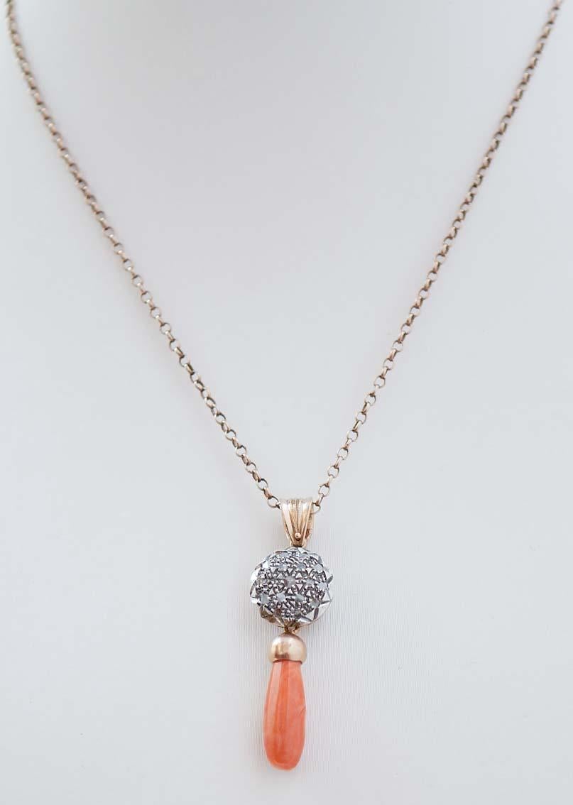 Ciondolo Retrò in oro rosa 14 kt e struttura in argento con diamanti e, come pendente, un corallo. Il ciondolo verrà fornito  con una catena in gomma con chiusura in acciaio
Questo ciondolo è stato realizzato completamente a mano da maestri orafi