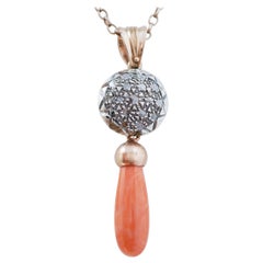 Colgante de coral, diamantes, oro rosa de 14 quilates y plata.