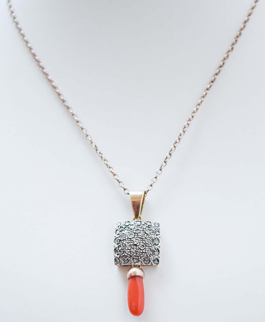 Ciondolo Retrò in oro rosa 14 kt e struttura in argento con diamanti e, come pendente, un corallo. Il ciondolo viene fornito con una catena di gomma  con chiusura in acciaio.
Questo ciondolo è stato realizzato completamente a mano da maestri orafi