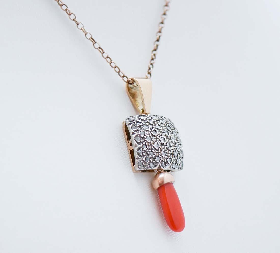 Rétro Collana con ciondolo in corallo, diamanti, oro rosa 14 carati e argento. in vendita