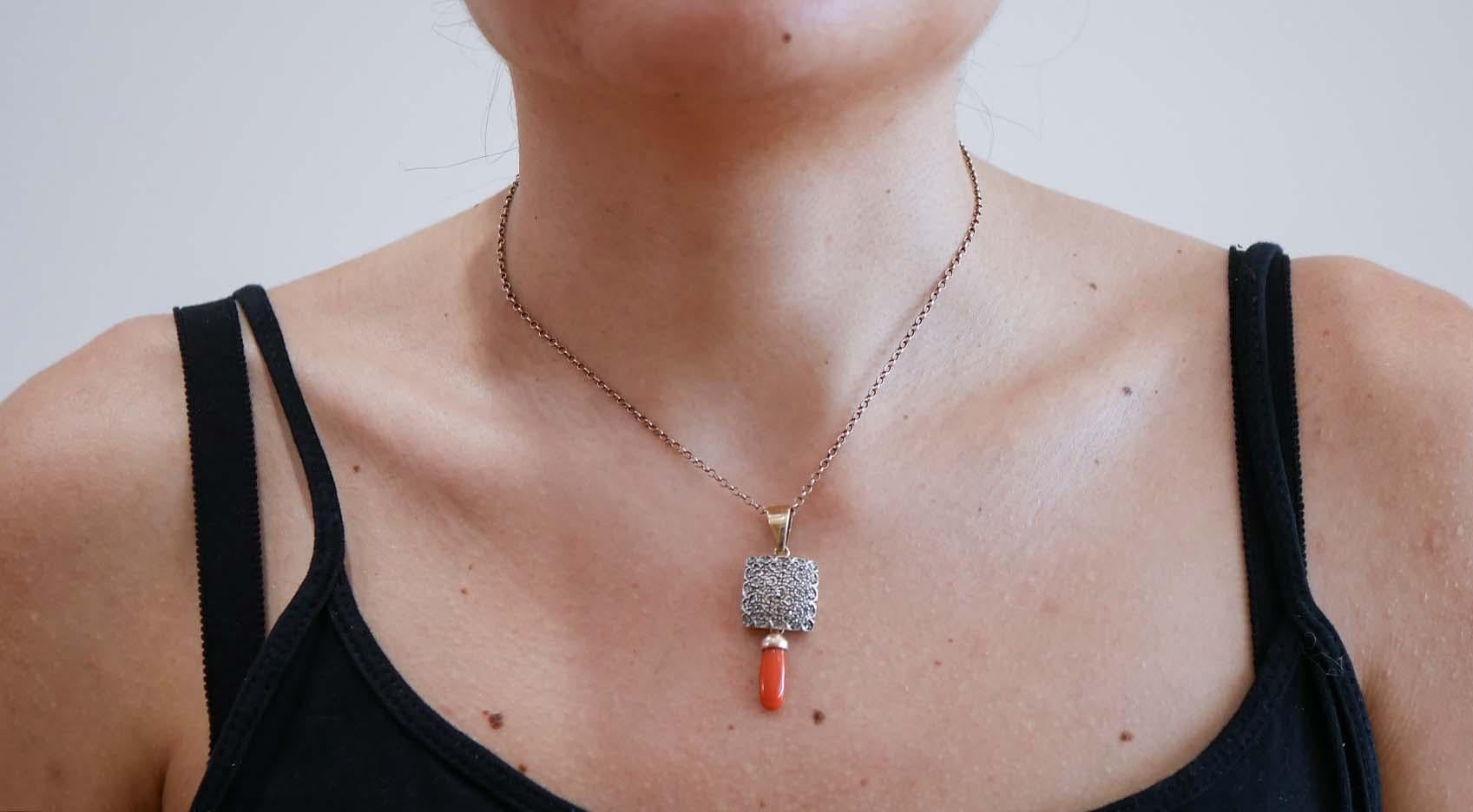 Collana con ciondolo in corallo, diamanti, oro rosa 14 carati e argento. In condizioni buone in vendita a Marcianise, Marcianise (CE)