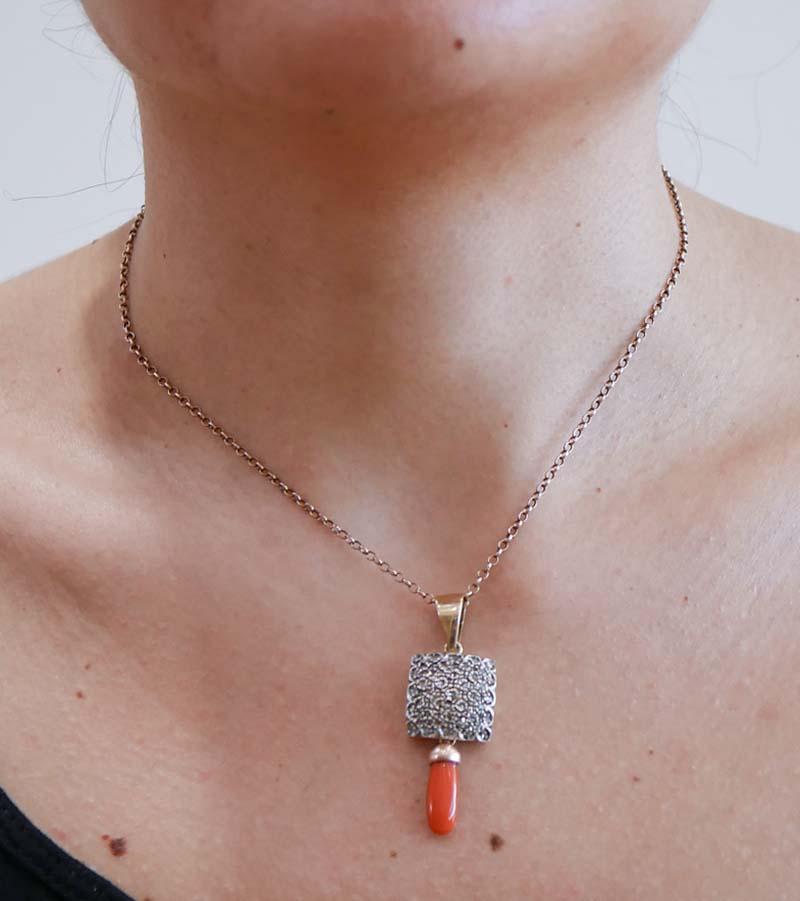 Donna Collana con ciondolo in corallo, diamanti, oro rosa 14 carati e argento. in vendita
