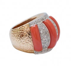 Coral, Diamantes, Anillo de Oro Rosa y Oro Blanco de 14 Kilates.