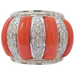 Ring aus 14 Karat Roségold mit Koralle, Diamanten und Weißgold.