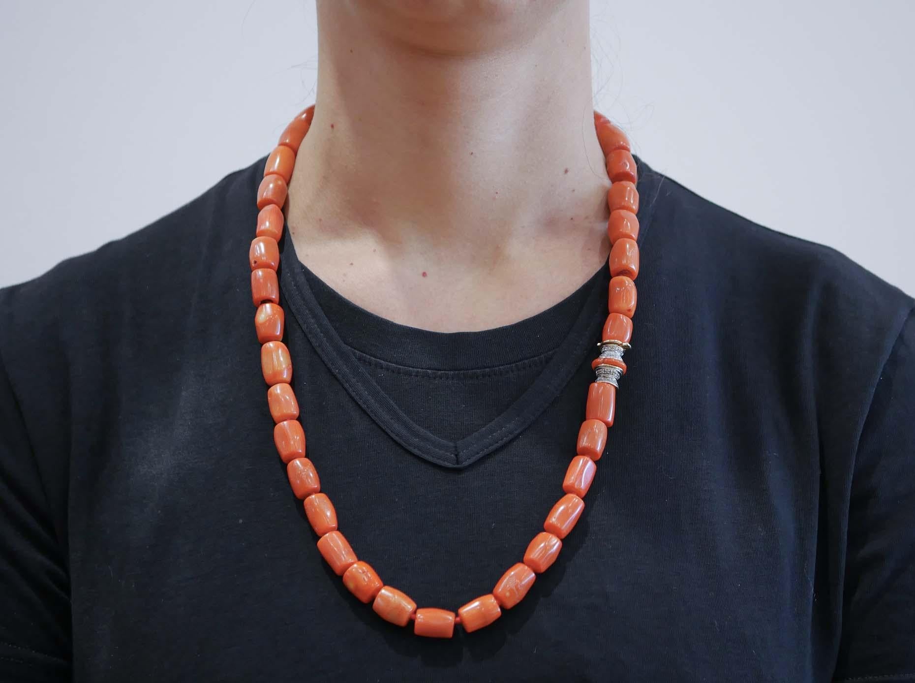 Halskette aus Koralle, Diamanten, 14 Karat Weißgold und Roségold. im Zustand „Gut“ im Angebot in Marcianise, Marcianise (CE)