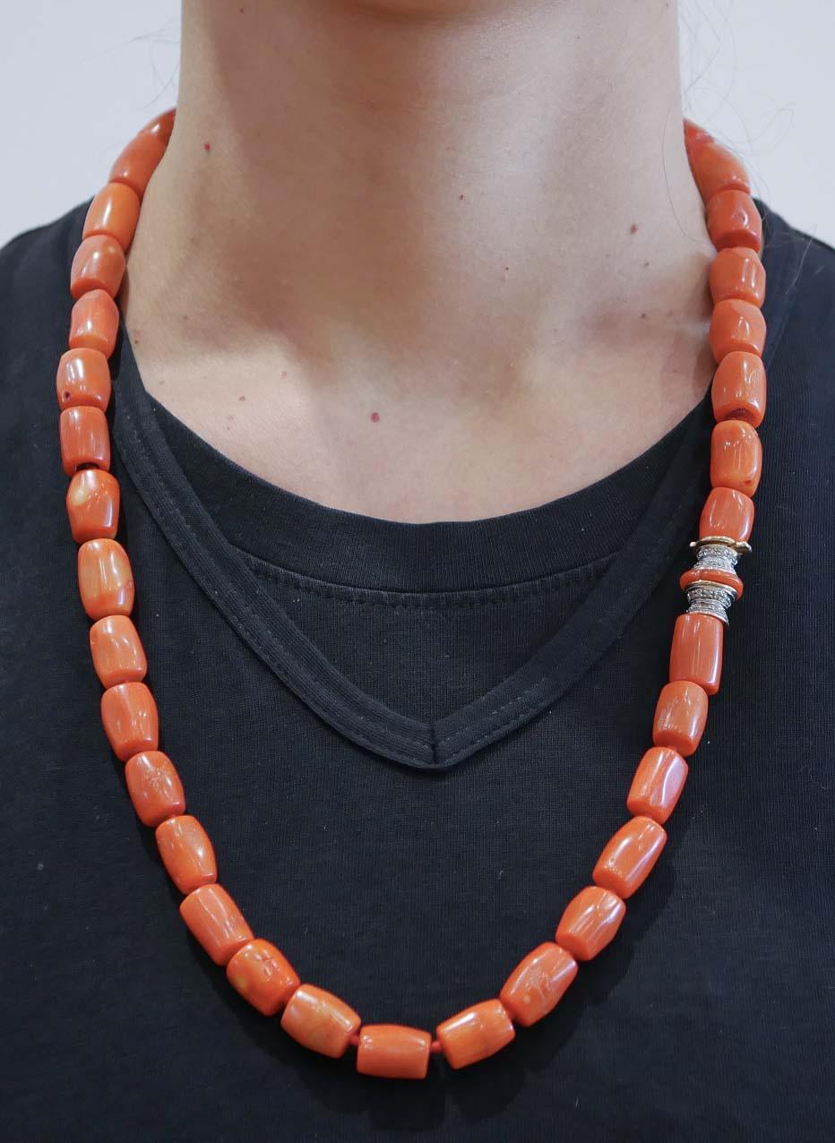 Halskette aus Koralle, Diamanten, 14 Karat Weißgold und Roségold. Damen im Angebot