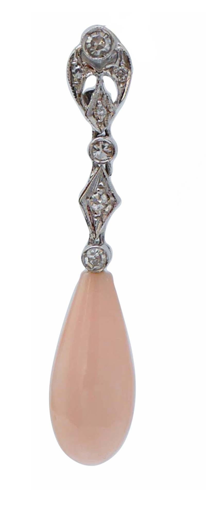 Pendientes colgantes Retrò de estructura de oro blanco de 14 quilates montados con diamantes y, como colgante, un coral.
Estos pendientes fueron hechos totalmente a mano por maestros orfebres italianos y están en perfecto estado.
Diamantes 0.35