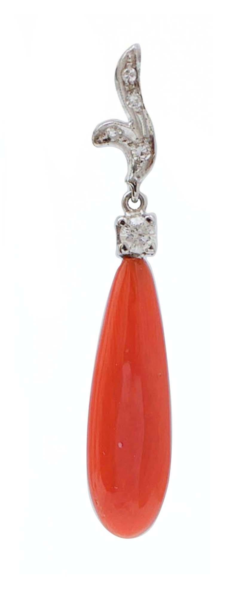 Magnifiques boucles d'oreilles en structure d'or blanc 14 kt montées avec des diamants dans la partie supérieure et un corail en guise de pendentif.
Ces boucles d'oreilles ont été entièrement réalisées à la main par des maîtres orfèvres italiens et
