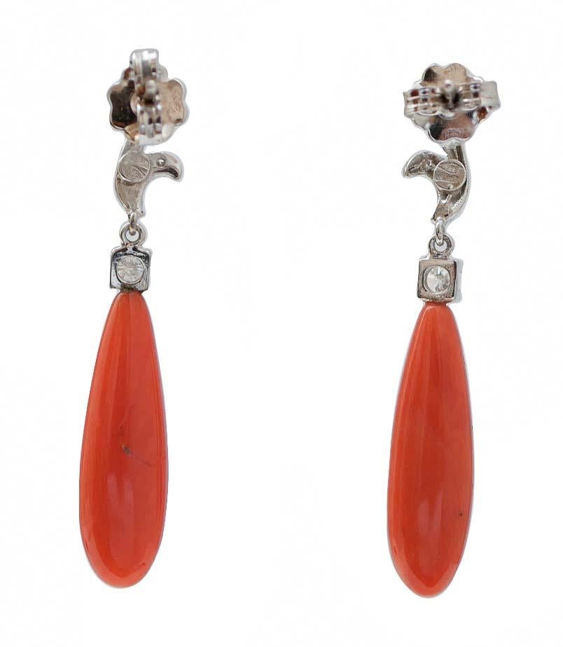 Rétro Boucles d'oreilles en corail, diamants et or blanc 14 carats. en vente