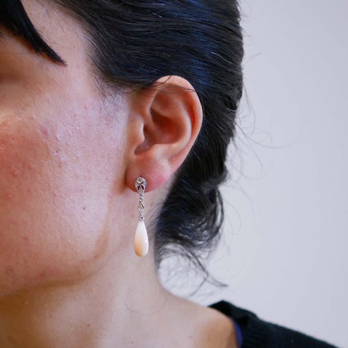 Pendientes de coral, diamantes y oro blanco de 14 quilates. Corte mixto