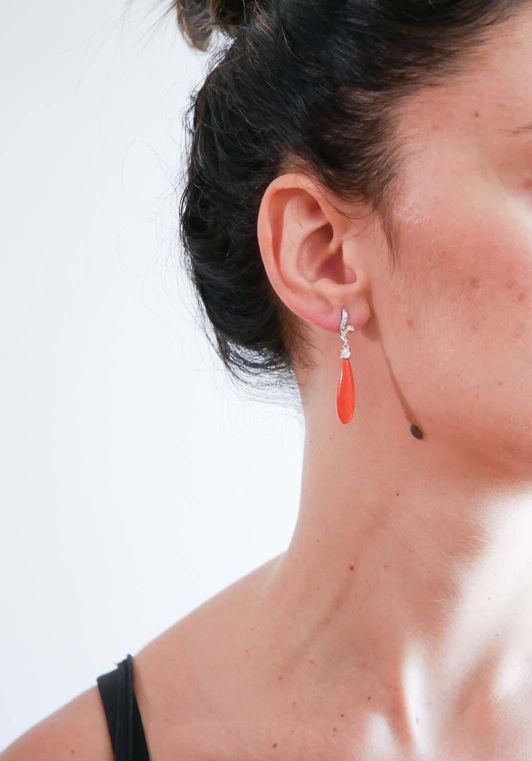 Taille mixte Boucles d'oreilles en corail, diamants et or blanc 14 carats. en vente
