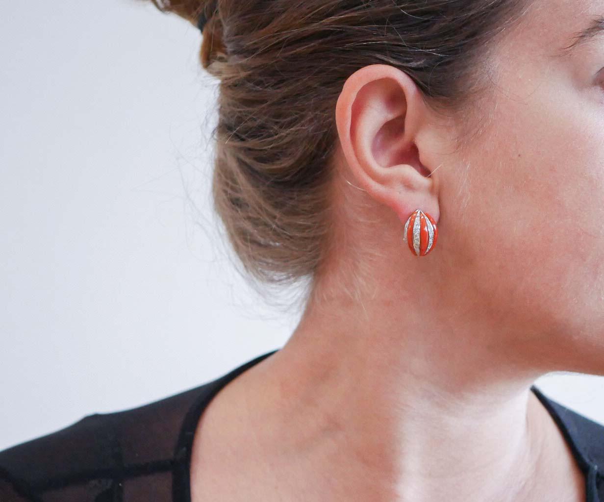 Taglio misto Corallo, diamanti, oro bianco 14 carati Orecchini. in vendita